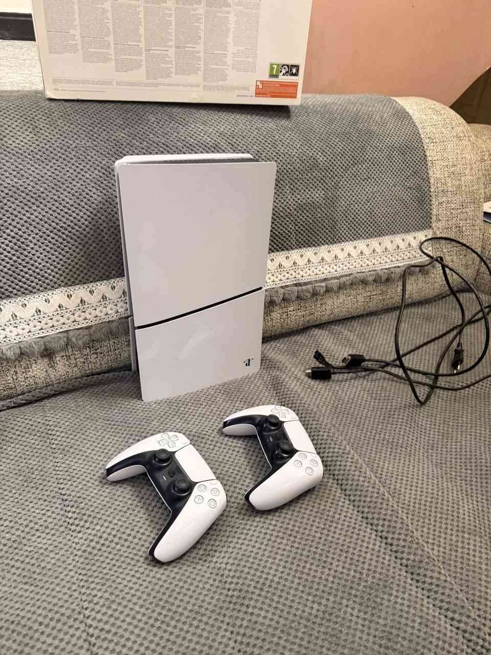 السلام عليكم
بلي فايف سلم استعمال قليل كلش ملحقات كاملة ويا جوستك عدد 2 وحساب بي fc25
نظافة 99/100 
بيع فقط مكاني ناصريه 
ب700الف 
***********
