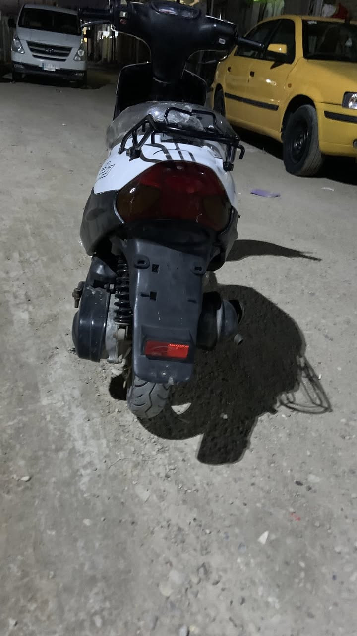 السلام عليكم دراجه يوماهةًتسع ازروف للبيع مامفتوحةًدراجةًحلوًنضيفةًشلعةًمعدل السعر400وبيهةًمجال الرقم ***********
