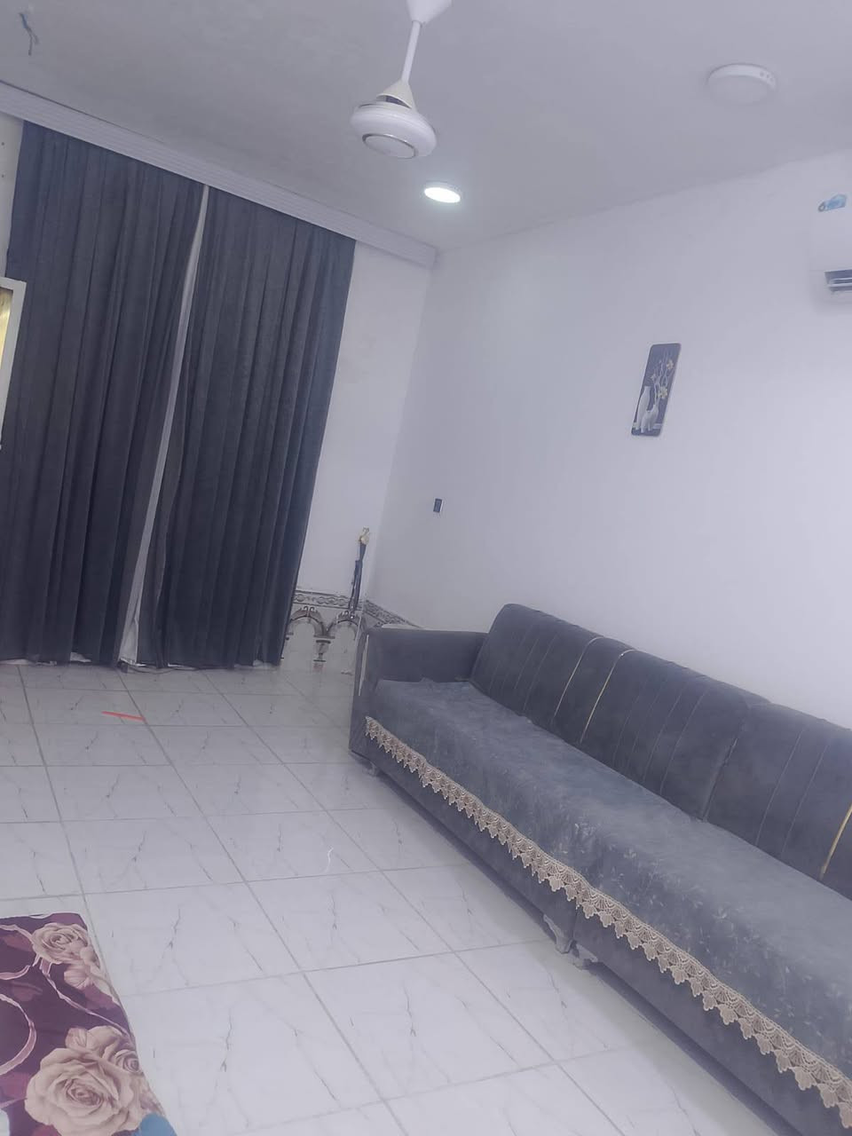 سلام عليكم بيت مساحة ١٢٥يحتوي على غرفتين وصاله واستقبال وصحيات ومطبخ وطابق الفوك يحتوي على غرفة فقط 
لبيت ركن عنوان ناصرية مدينة الصدر قرب مدرسة ابن ماجد
للاستفسار الاتصال على الرقم ***********
