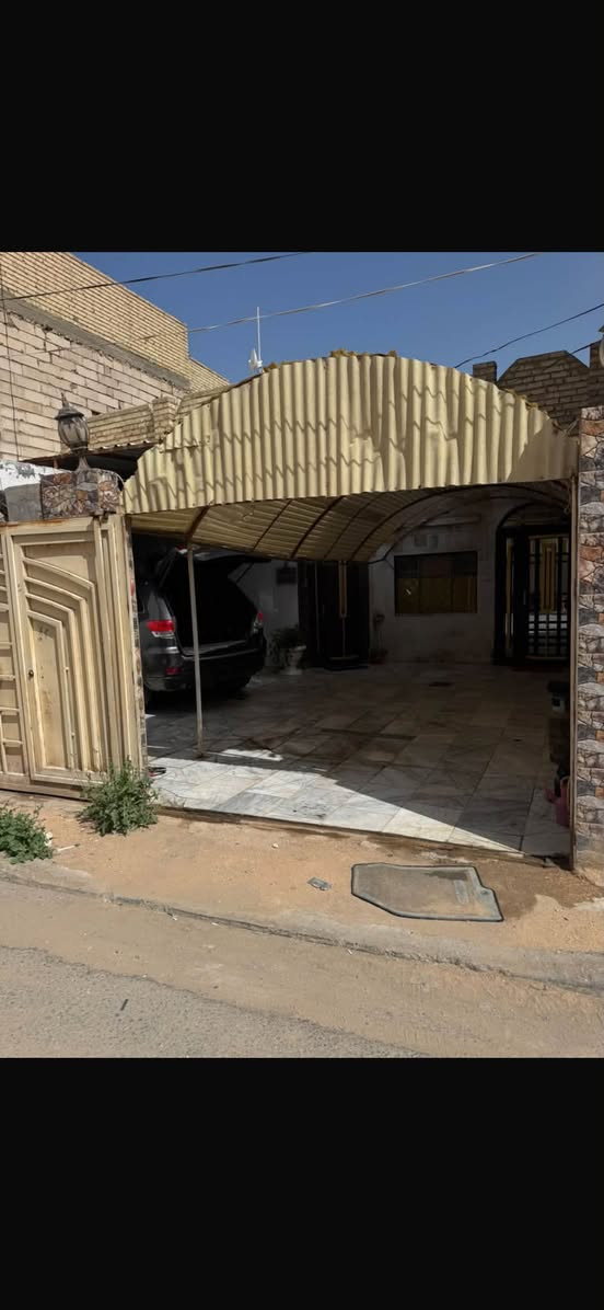 البيت مساحته ٢٠٠ متر بحي الأطباء يبعد فرعين عن الشارع العام بفرع مأكولات بيروت يسار يمين الحي معروف وراقي 
يحتوي على غرفتين نوم + سويت + ممر فاصل ومنور بين الغرفتين مطبخ
و استقبال
ابعاد الغرفتين خمسه بخمسه عرض وطول
الاستقبال 6 ب 4
المطبخ 4 ب 7
مساحة الطاره 6 ب 10
مع صحيات خارجيه 2 تحتوي على حمامات ثنين 
فقط الصاله معزوله بدون سقف مع وجود الدرج يعني فقط السقف تحتاج
مطبخ واستقبال عكاده فقط السقف حياطين  وطابوك جمهوري وباقي البيت كله طابوق جمهوري 
البيت مرتب وجيد جداً يصلح للسكن 
(((ملاحضة )))
اني صاحب العقار شخصياً وبأسمي والبيت مكفول من  سحب واعادة تسجيل وشرط الفحص علماً ان سعر القطعة 210 مليون 
والبيت كامل سعره 225 ابيعه بسبب ضروف!! *********** بي واتساب
***********
