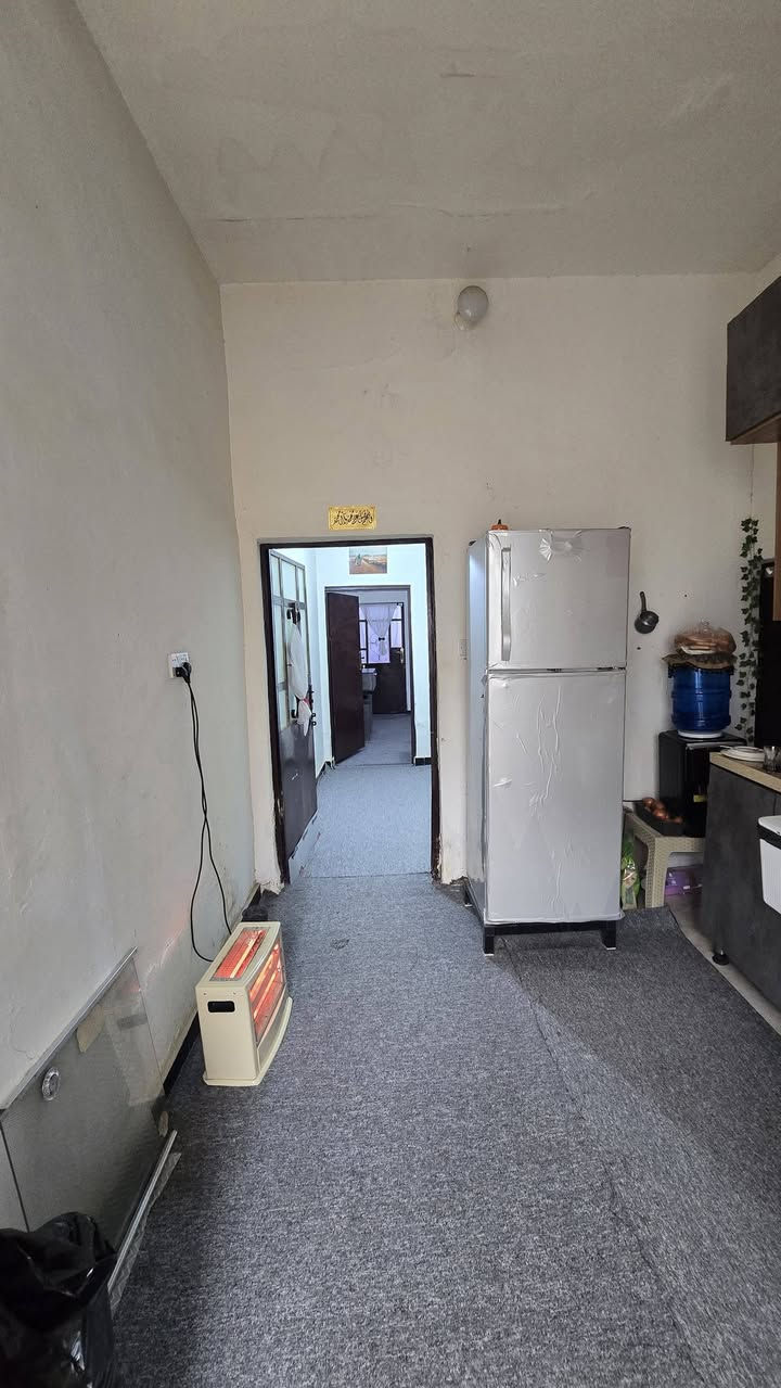 استقبال+  منور + تواليت+ مطبخ + صالة + غرفة نوم + صحيات خلفية + درج وبيتونة زغيرة + السطح كامل مكمل ونظيف
#العنوان / نهاية سياج الشهيد الاول - شارع المقرنص ثاني فرع قريب على الشارع و المنطقة جدا هادئة وجيران خيرين الى ابعد الحدود 
***********
