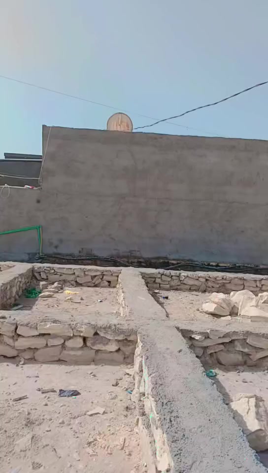 بسم الله الرحمن الرحيم
يوجد مشتمل  للبيع  المساحة 150 متر.  

متكون من صاله. 

مطبخ 
غرفتين نوم. 

الموقع.  مميز.(قرب الضريبه.  شارع جعفر الطيار) 

اي استفسار الاتصال على رقم صاحب الدار.  ***********

او مراسله الصفحه
