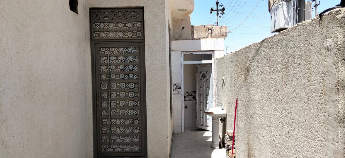 دار للبيع الشيشان الاولى ع الشارع قريب السايدين مال مغربه بشارع الملعب الخماسي مساحه 130 متر طابو سعره 105 وبي مجال 
***********
