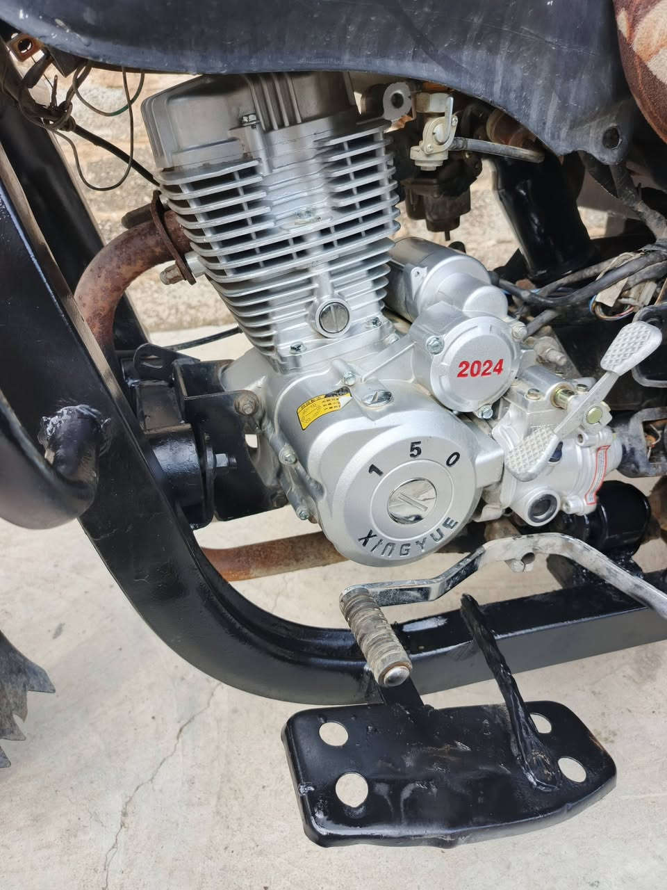 ستوته ١٤ محرك قبل ١٥يوم شديته بل باكيت بعد دهن الشركه بي امعمره بل كامل تايرات ثلاث جدد اكسل جديد ركبه مكسوره لحيم درجه اولى سعر ٦٠٠ الف بي مجال هاذه مو سعرها بس احتاجيت يشهد الله بس محرك وباتري وشده فوك ال٣٠٠الف كلفني مكفولة من السرقه مكاني قادسيه ***********
