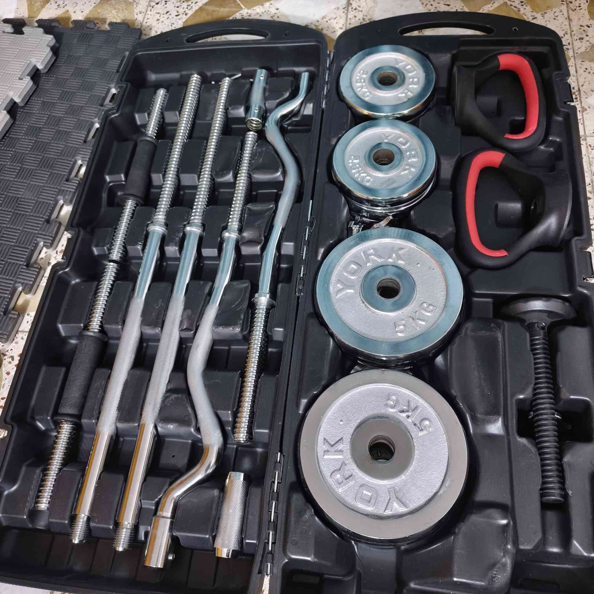 سلام عليكم  جنطه دنبلص كامل ملحقاتها بعدها جديده مستخدمه 3مرات لا أكثر 
ومترين فرشه وجهين أسود ⚫ورصاصي 
سعر الجنطه 150 وبيها مجال وسعر الفرشه المترين 30 وبيها مجال
العنوان:بغداد حي البتول
الهاتف:***********
