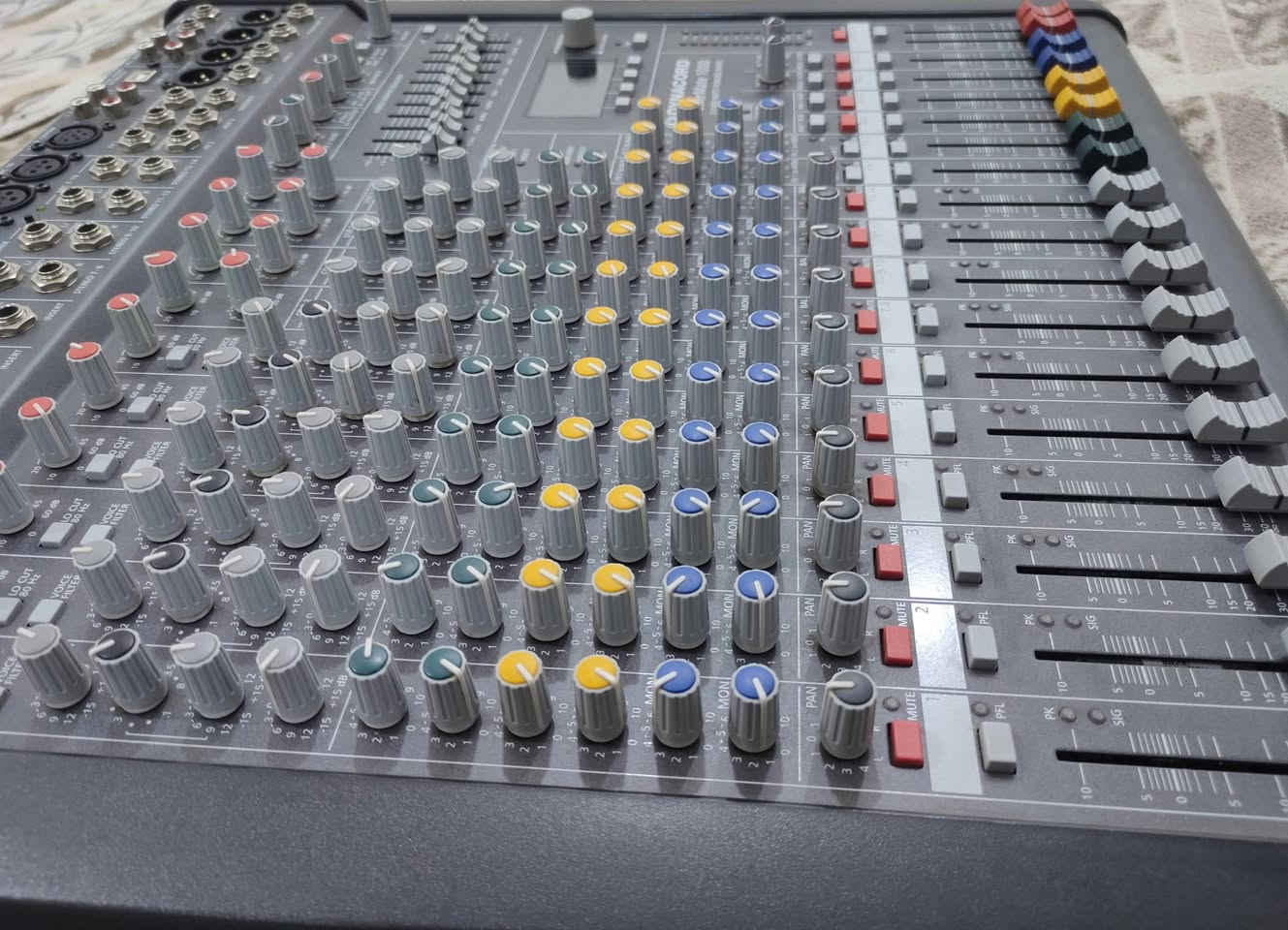 السلام عليكم دينكورد بور اصلي اخو الجديد للبيع علق ودخلك خاص
***********
