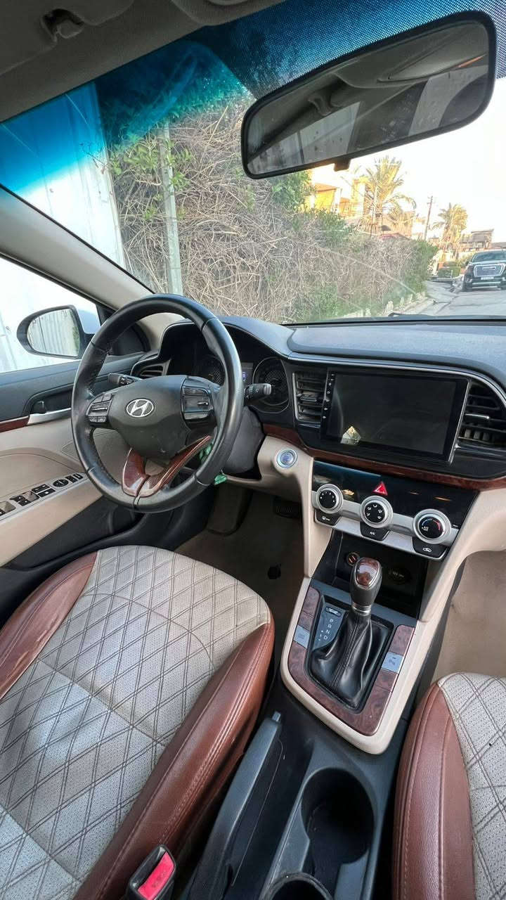 النتره موديل 20فول واحد على واحد خليجي بيهه صبغ جوه الباب السايق وبل جاملغ الخلفي هم صبغ قليل اثر شخوط السياره على وضع الشركه السعر 150وبيهه مجال للشراي العنوان بغداد حي او الستميه مجاور مطعم الفلسطيني هاتف *********** بغداد, العراق
