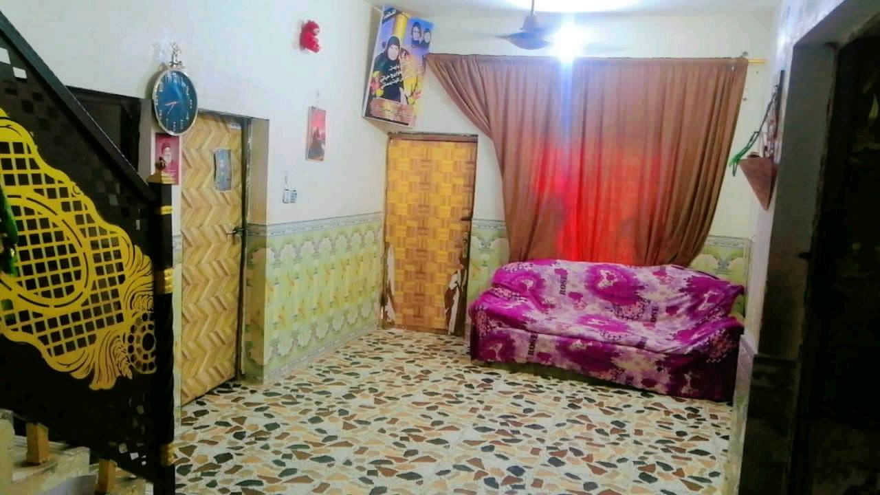 بيت في منطقه سيد خضير زراعي مساحته 270  وبي وصل تطويب مبني بي 4 غرف وصاله ودوانيه 8 امتار
وصحيات الغرفه الرابعه عوزهه لبخ ومطبخ كله سراميك ليفوك بي خطين كهرباء ومولد خط ذهبي خدمات متكامله ومدارس يمه السعر البيت 35 مع تفاوض 
