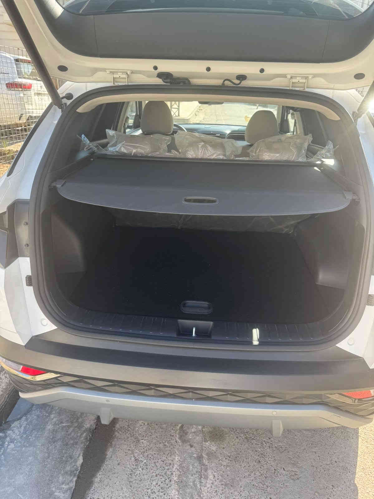 السلام عليكم 
توسان 2024 خليجيه 
ماشيه 19 km الف 
فول مواصفات 1/1 
رقم بغداد بأسمي 
جنطه كهرباء ، كشنات كهرباء ، تدفئه 
داخل ابيض جديده جداً زيرو السياره 
بيها  رصعتين وحده ب جاملغ الأمامي الأيمن 
ووحده بالجنطه فقط فقط 
السعر : 238$ الف 
المكان : بغداد اليرموك 
للاستفسار: ***********
بهاء ابو علي
