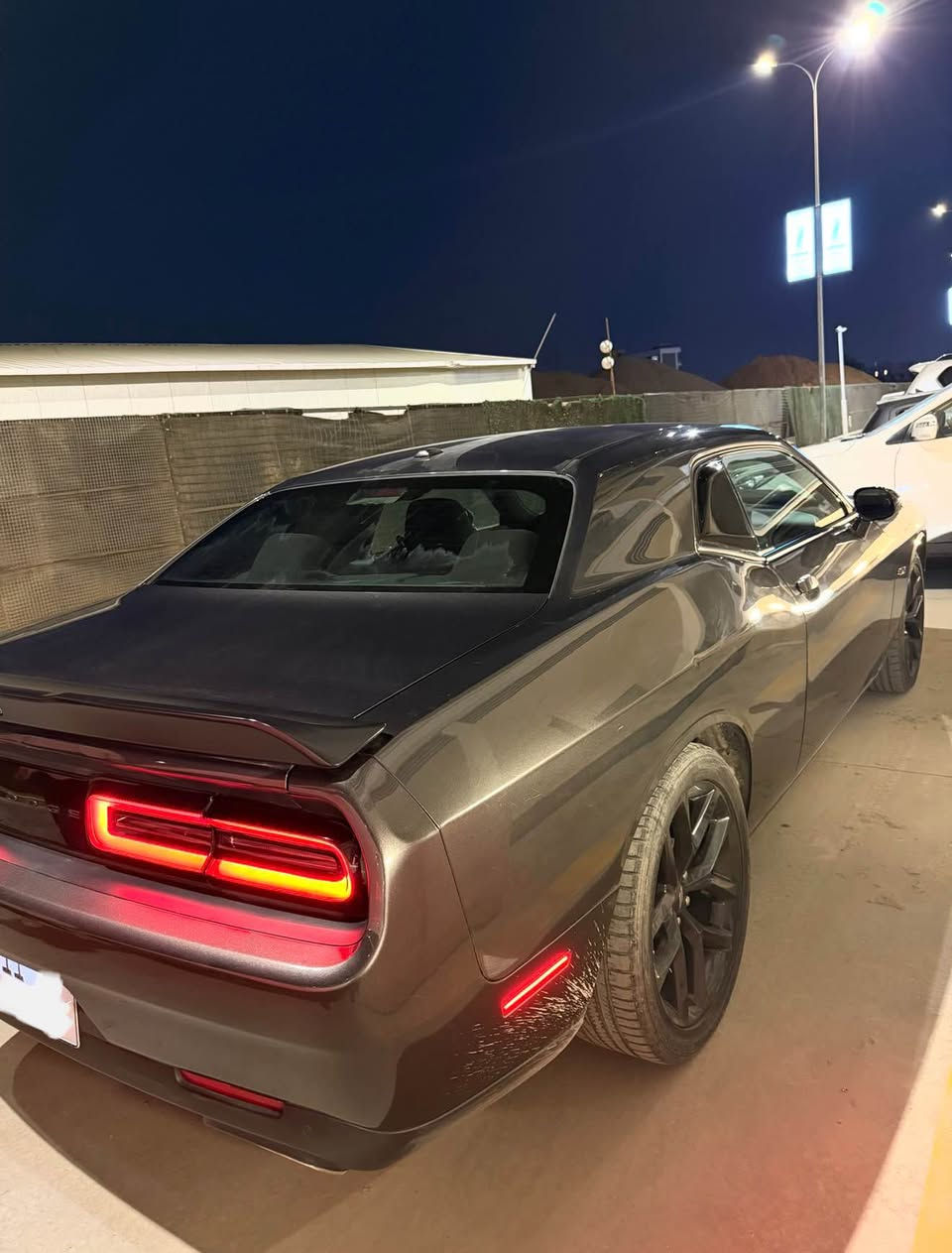 ( من انضف جالنجر با عراق )
جالنجر 2023 RT أمريكي حادث فقط البنيد وشويه من جاملغ ستوك با كامل 
السياره فوك ما تتخيل جديده بريحه الشركه ماشيه 21 الف 
محرك V8 5700 
رقمها بغداد باسمي عنواني المنصور با بوابه 
الرقم *********** 
سعر السياره 20 الف دولار بلااش بس محتاج ابيع بغداد, العراق
