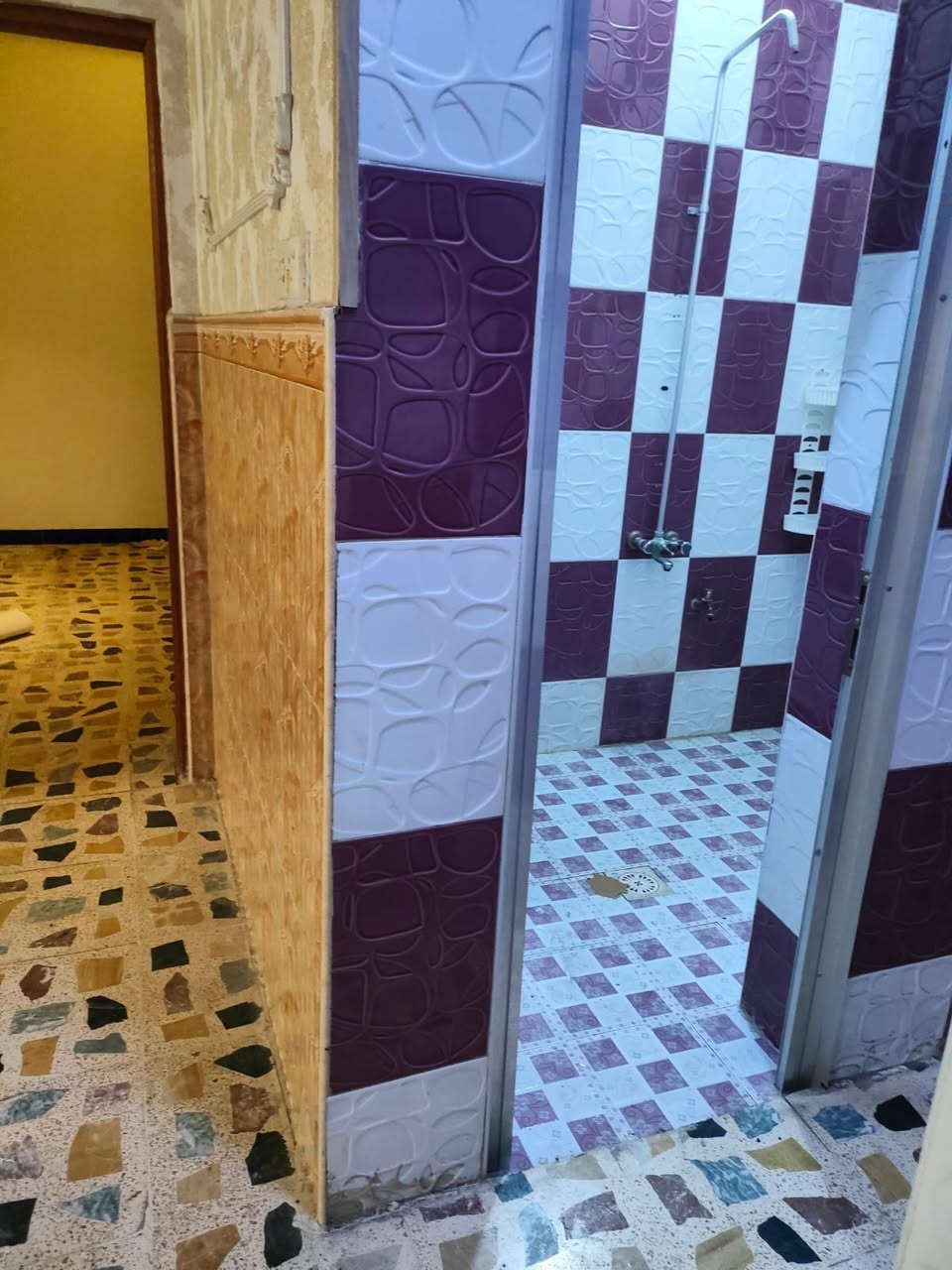 سلام عليكم بيت اللايجار بل جمهوريه قاط اول ترج معزول متكون من غرفتين بيت نضيف سعر اللايجار 500قفل بشارع مكاتب
***********
