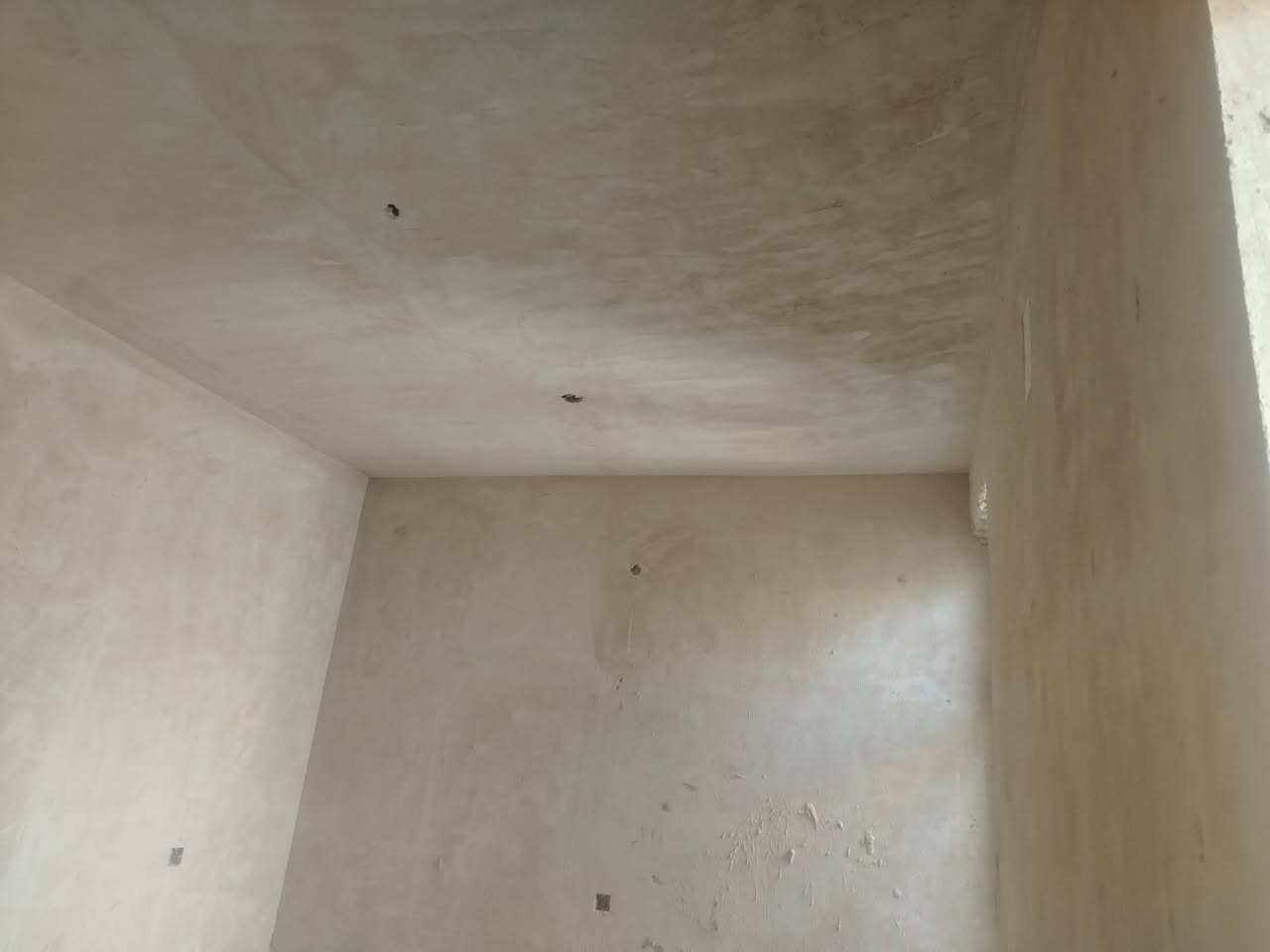 السلام عليكم عملي بياض جص وبورك المتر ب 6الاف هاتف ***********
