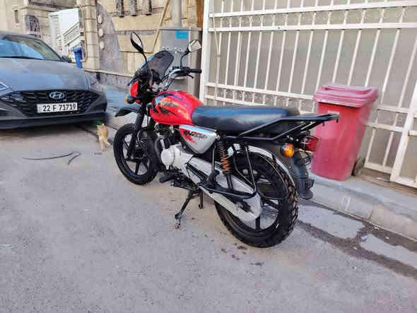 السلام عليكم.
***********
دراجة بوكسر هندي 2022 للبيع
_الدراجه نضيفه ماشيه 28000 الف وكاله من الشركه اوراقها كامله
_مكينه نضيفه بلاديه برغي مامفتوح منها تجي وتشوف النضافه بعينك بعد احلاا من الصور
_ دبلات بلاديات ونضيفات تايرات جدد نضيفات
_ كهربائيات كامله وشغالات
_دهن جديد وارقه نوعيه 
الدراجه استعمال شخصي وللبيت وماشيه 28000 الف بس اخت الجديده تجي وتاخذها وتترحملي
السعر 1750الف
للتواصل ***********
العنوان بغداد الشعب.
