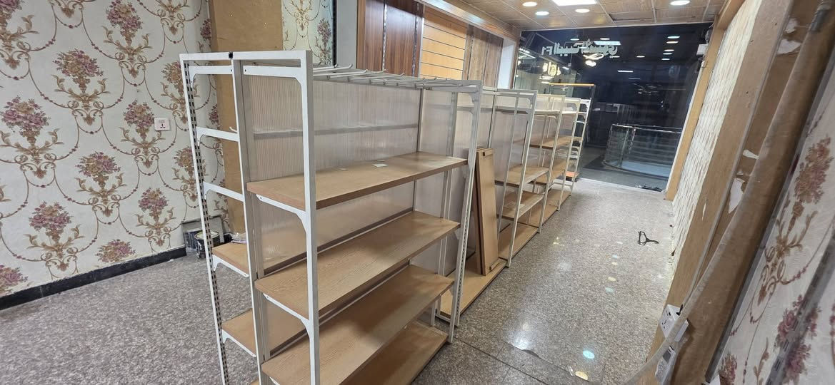 فاترينات  وسطيه ارتفاع ١٥٠ سم × ٦٠سم
تحكم بالارتفاع مع هوكات لعرض المنتجات 
كل متر منفصل عن الآخر  وممكن جمعهم 
متوفر ٥ متر 
للإستفسار ***********
