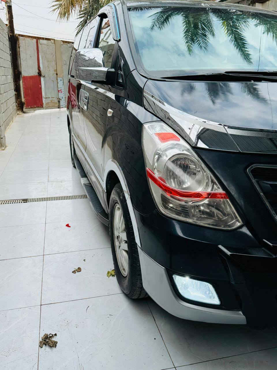 سلام عليكم هونداي استاركس ١٧اصل لون كحلي  للبيع كفاله عامه ما عدا جاملغ الخلفي رش نص فول تخم تاير توا شاده حداده عامه دوشمه ارضيه تنته جاهزه مكينه نص بنص سياره جاهزه جناي رقم قادسيه داخله هزه وضريبه راعيه بصره ومكان سياره بصره قضاء المدينه وبالعافيه الي ياخذه سعر ٢٢٥ وبيها مجال للجناي لاستفسار *********** //***********
