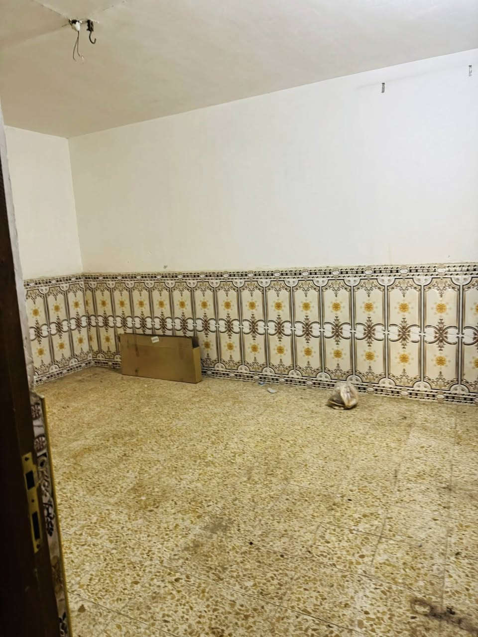 دار ايجار 100 متر طابقين حي الوفاء 3 غرف نوم وصالتين ومطبخ واستقبال للاستفسار واتساب
***********
