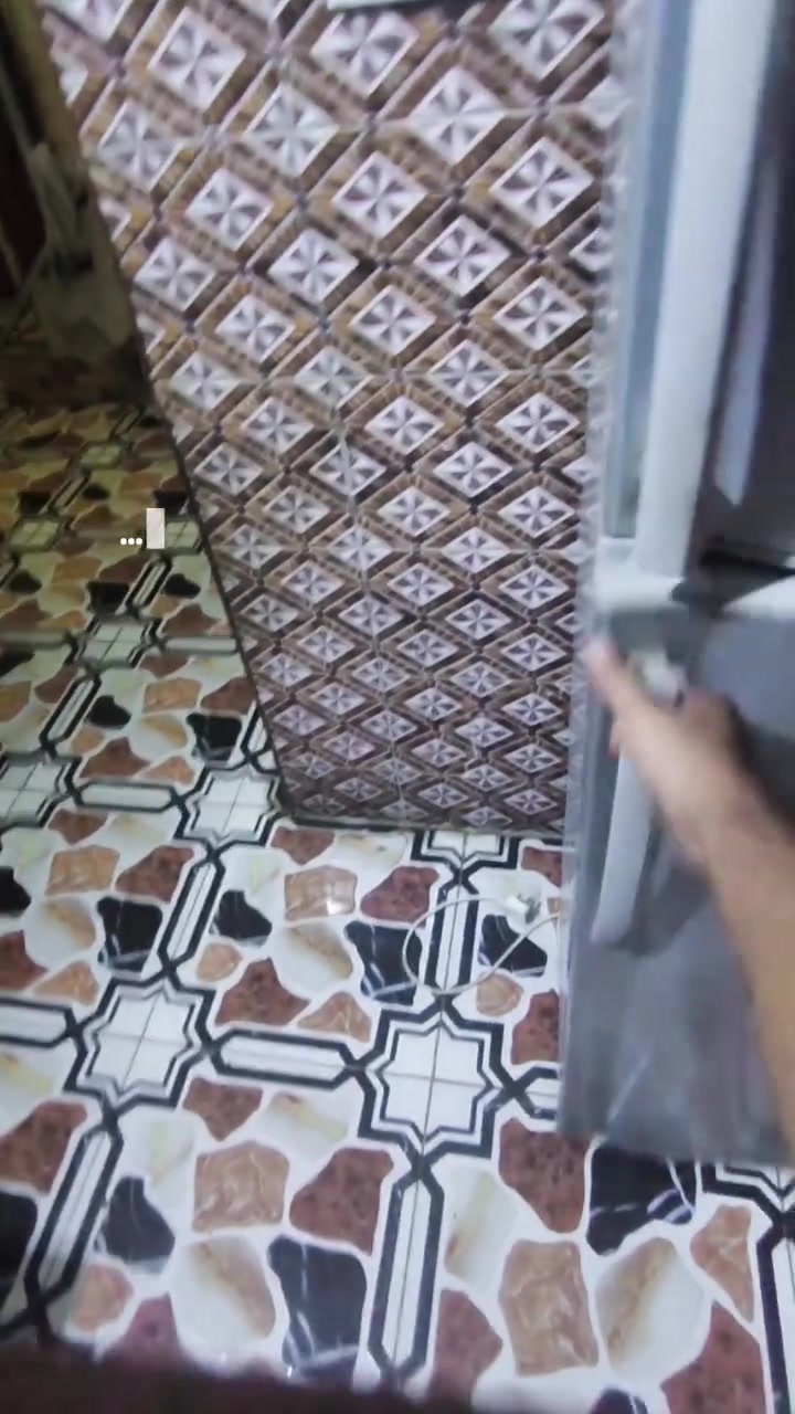 اخوان عندي هاي الثلاجة للبيع قبل ٣ اشهر صارت ما تجمد وطفيتها جبت وحده جديدة ماطورها شغال ومرتبة حجم متوسط مكاني الأولى يم ستار الگصاب سعرها مناسب ٥٠ الف الي يريدها يتصل ***********
