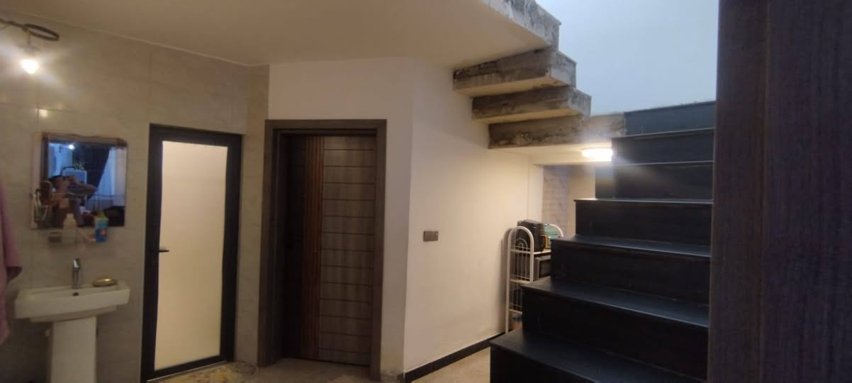 للبيع دار طابو ملك صرف المساحة 100 
6×16.67 تقريباً 
البناء حديث 2025 شهر 6 
متكامل من منظومة غاز وكاميرات 
البناء متكون من إستقبال ومطبخ وثلاث غرف نوم وحده بالارضي وأثنين بالطباق الثاني وحده منهم نظام سويت حمام عدد 2 + مرافق خارجي وبي سطحين
الزعفرانية المختار شارع مطعم ابو عكال الفرع المقرنص المقابل العيادة الشعبية القديمة قرب سنتر الزعفرانية بال افرع المقرنصة تقريبا رابع بيت عن الركن
السعر 235 وبي مجال 
للأستفسار اكثر الاتصال على الرقم التالي *********** علي حامد الجواري مكتب المهيب للوساطة العقارية وأنجاز المعاملات
