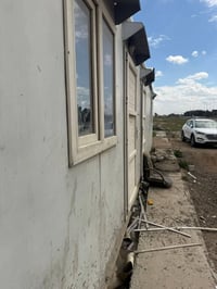 كرفان طوله ١٢ متر عرضه ٤ امتار يحتوي غرفتين + حمام ٢x2 يوجد بيه مغسله ...