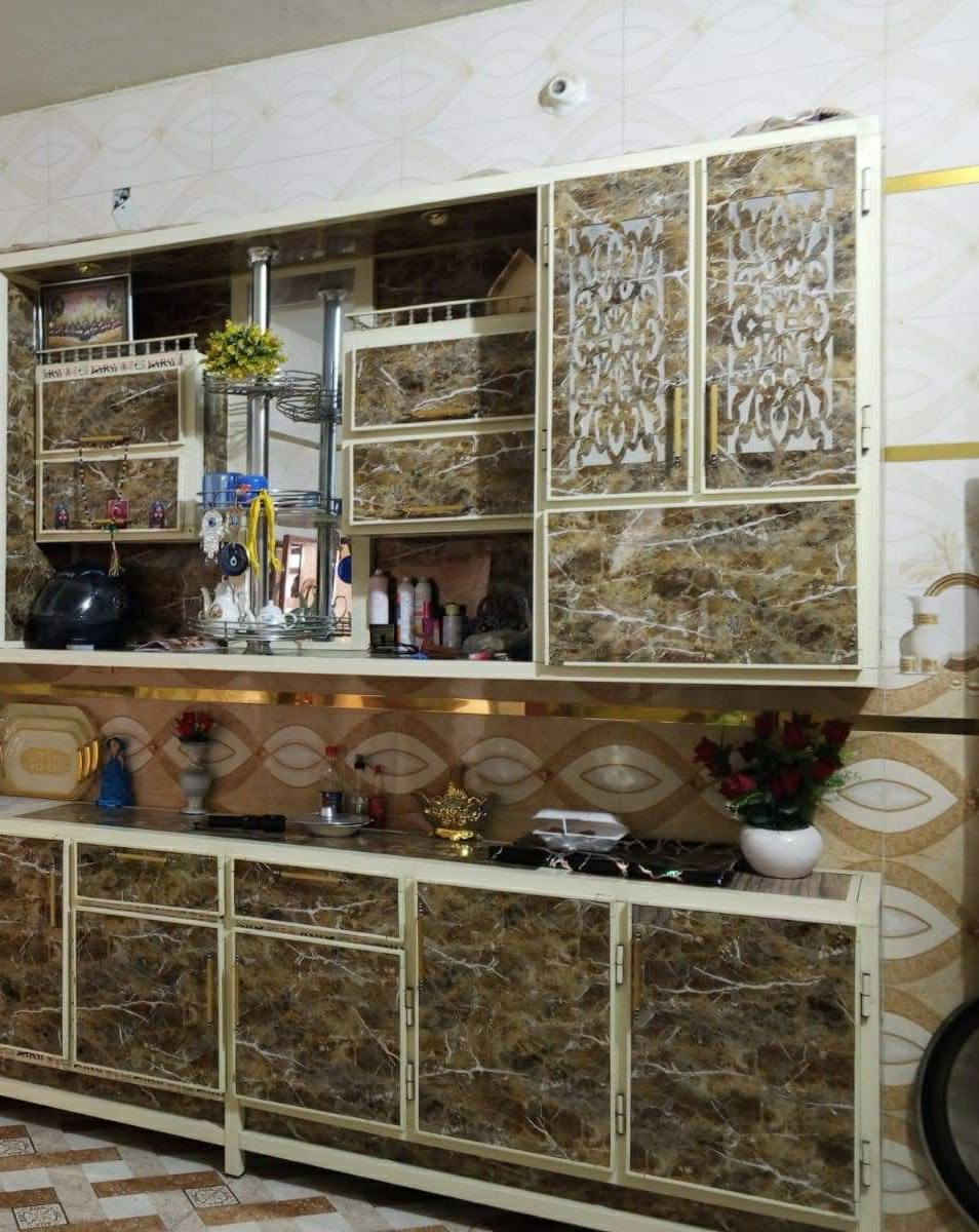 السلام عليكم دار سكن للبيع بالقرب من الشارع العام يبعد عن الشارع العام 100م وشارعة 10م في الكوت منطقة حي الحكيم نزلة افران الهادي مساحتة 200م البناء بلوك والسقف صب مسلح والارضية والجدران سيراميك ويتكون البيت من غرفتين نوم وصالة واستقبال ومطبخ وصحيات داخلية وخارجية وكراج ومتوفرة كافة الخدمات ومرقم من قبل البلدية السعر 52 وبي مجال الاستفسار الاتصال على هذا الرقم ***********
