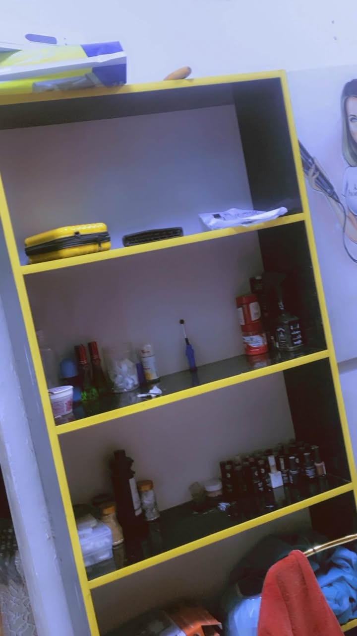 مرحبا اغراض حلاقه للبيع 
كرسي حلاقه عدد2
فاترينات3 مرايا2
ميز اكرلك 
وجهاز بخار ومسغسله حلاقه لتواصل خاص 
واتس ***********

