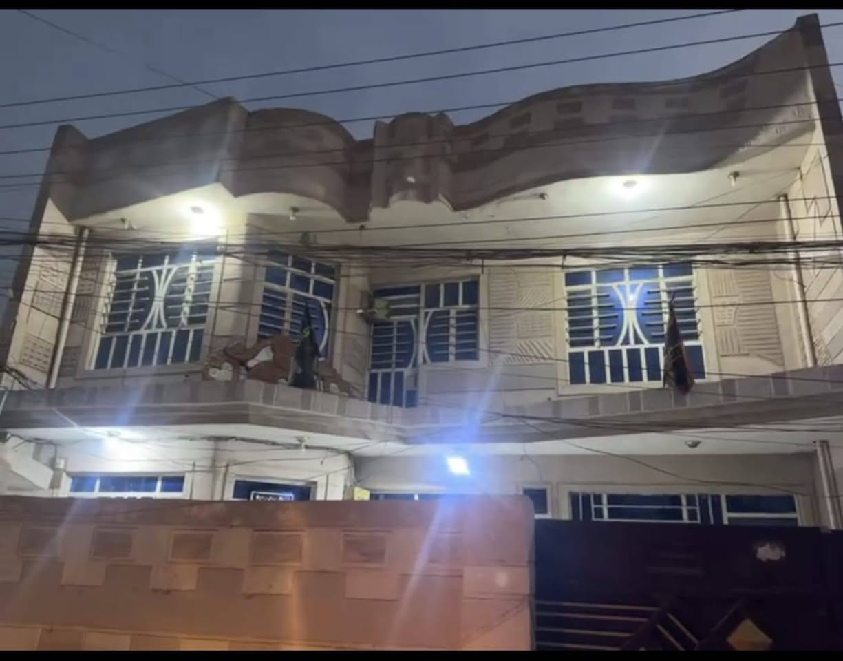 دارللبيع مساحة 200 متر طابقين ، يقع في منطقة التأميم حي الكعبي ، بفلكة سلمان باك طريق بسماية عقد زراعي 117 ، يحتوي على  5 غرف نوم كبيرة واستقبال 8.5 × 4 ومطبخ كبير وترك عدد2 وسطحين الارضية كاشي وكراج سيارة وكهرباء وماء والبيت فارغ وجاهز للسكن
لباقي التفاصيل والسعر التواصل على الارقام التالية *********** *********** وتساب
 ابو عباس للعقار
