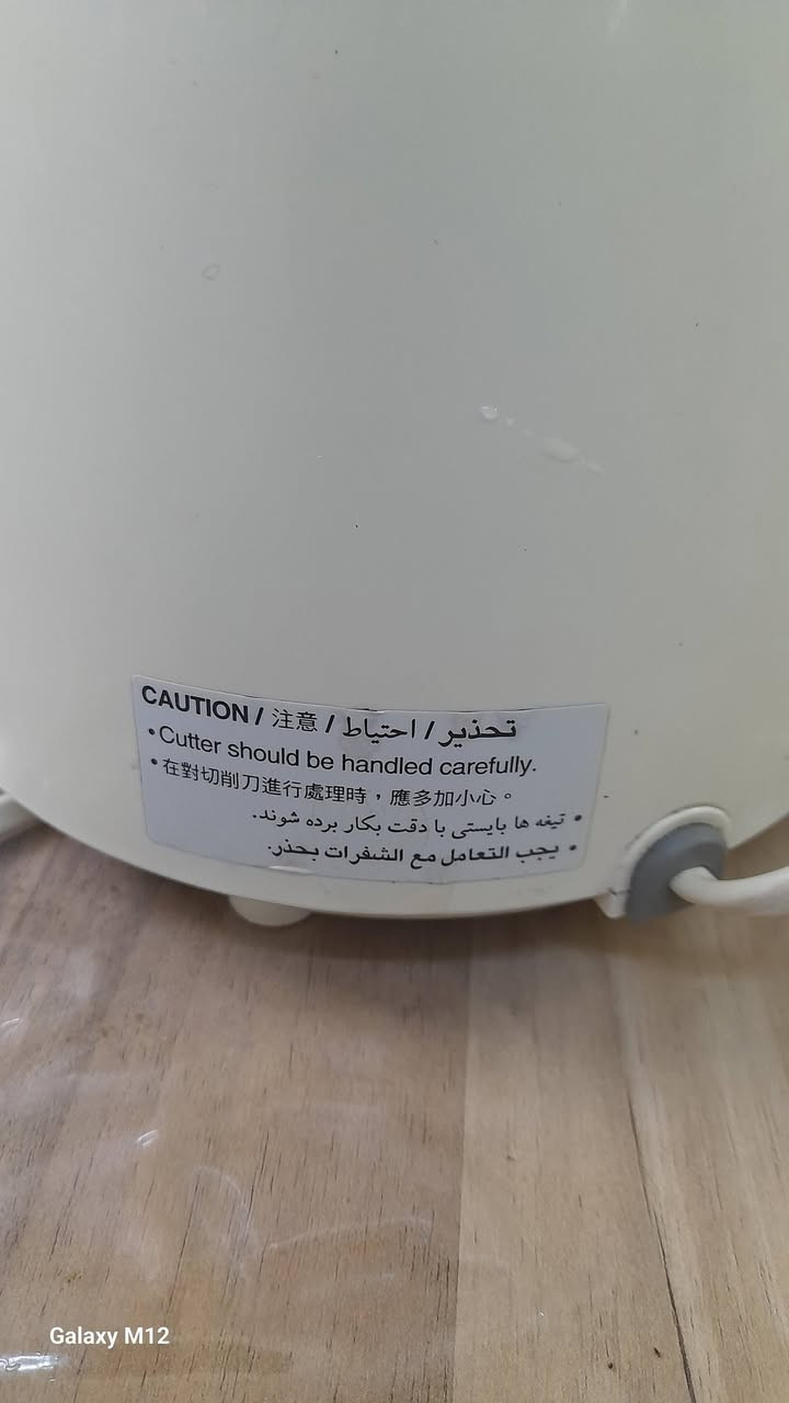 خلاط عصير كلش نضيف وشغال بنسونك صالة ٢٥ سنة واستعمال قليل ووياه الدولكة مالتة وطاحونتين وحدة بيهة فطر وحدة نضيفة واي استفسار موجود وتساب ***********
