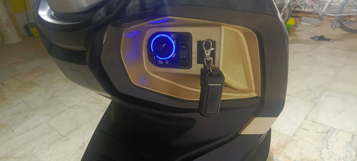 سلام عليكم دراجه   دايون ADV 200 (Dayun موديل 2025 طالعه 2026 المحرك: يأتي بسعة محرك 200 CC (وتتوفر منه نسخة 150 CC أيضاً).
نظام التبريد: يعتمد على نظام تبريد المياه لضمان أداء مستقر.
الإضاءة: مجهز بإضاءة LED بالكامل، بما في ذلك المصابيح الأمامية والخلفية.
نظام الفرامل: مزود بنظام فرامل ABS أمامي وخلفي لزيادة الأمان.
العدادات: يحتوي على شاشة TFT Digital لعرض كافة معلومات القيادة.
خزان الوقود: سعة التانك تصل إلى 17 لتر. بضافه دراجه بصمه وسويج طوارئ سعر الدراجه 2مليون تليفون ‏‪***********‬‏ غير متواجد عل فيس
