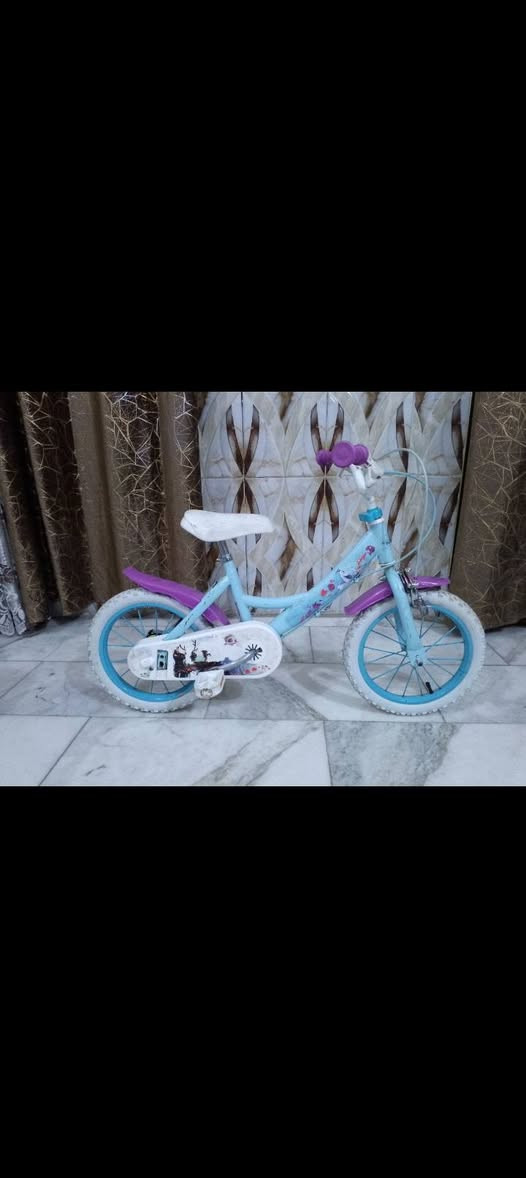 السلام عليكم
بايسكل اطفال ياباني للبيع كسر حاوية سعر 55 الف ،مكاني 📍 بغداد الشعب شارع الصحة قرب سوق صبح رقم للستفسار ***********
مواصفات البايسكل :- 
1- الون سمائي 🩵.
2- الحجم 14 🩵.
3- تايرات كتان اصلي الون ابيض 🤍.
4- بريك امامي + خلفي شغال💯.
