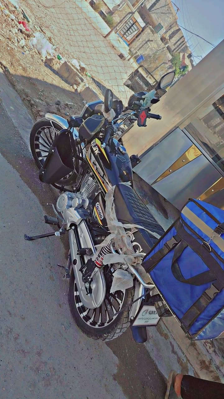 ايراني مديل 25 دراجه  زيرو  ماشيه 4000مصار شهرين من منزلها ممشتغل بيها دلفريي دراجه بعدها جديده بنجر مصاير بيها مجرد بانزين ودهن دراجه شاشه بيها تعرض و بلاتوث هاي شوفت عنيك سعر دراجه 850 عنوان بغداد جزيره بغداد متواجد على فيس وهذا رقمي ***********
