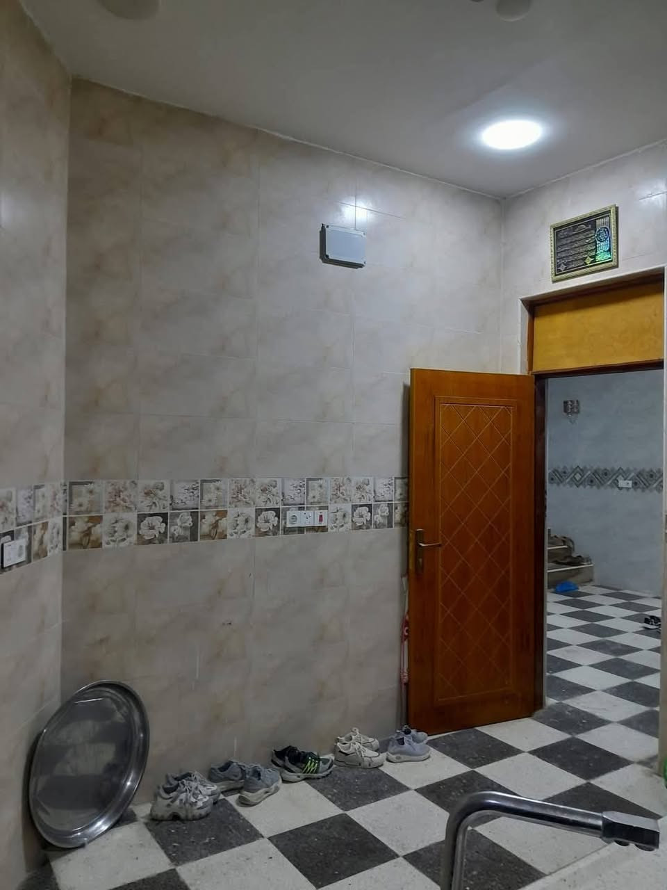 يعلن مكتب دار السلطان للعقار 🏠
عن بيع بيت في منطقة الورديه خارج خلف معمل بلوك ابو كيره المساحه ٢٠٠م زراعي البيت حديث جدآ يتكون من ٢غرف نوم وهول واستقبال ومطبخ ومجمع صحيات 
تحويل مباشرتا السعر ١٠٠مليون وبي مجال للإستفسار الاتصال على الرقم ***********
