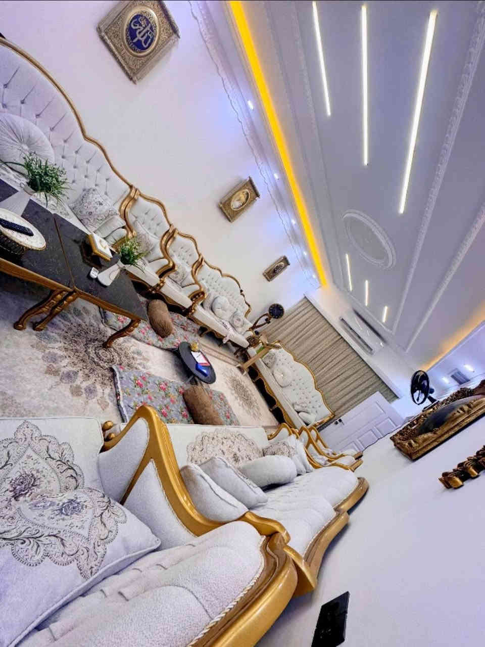 #اعلان #دار_سكني 
بيع مستعجل جدا مع سعر مغري 
#المساحة 300م  #واجهة 12,5 
#موقع مميز جدا اتجاه شروق شمس 

ملاحظة  الـدار يباع مع الاثاث بل كامل  
يعني بس تجيب ملابسك الخاصة وتكعد 

#الموقع  :- كركوك( حي الواسطي) خـلف المعوقين 
يقع على شارع عريض اتجاه شروق شمس 

#الطابق_الاول _ استقبال كبير  ومطبخ حار بارد  
وهول داخلي  غرفة نوم عدد2    وحديقة 

#الطابق_الثاني   يتكون استقبال وهول داخلي وغرفة نوم عدد2 

داخلية مطله ع الهول 
إضافه إلى هول جلسة خاصه للعائلة 
وحديقة خارجي وكراج يحوي سيارتين ومغاسل خارجية خاصة بالضيوف 

بالإضافة إلى مخزن للمواد الغذائية وغرف ستور للملابس الشتوية والصيفية ومخزن للحقائب وغرف خاصة لغسيل الملابس 
علما ان الفلة مزودة بنظام كامريات المراقبة ومنظومة للطاقة الشمسية ونظام التبريد المركزي منفصل كل طابق عن الاخر 

#السعر  (310) #مليون مع المجال
(تسليم المفتاح مباشر للمشتري 

: يرجى الاتصال ع الارقام التاليه
 ***********📞
***********📞
للمزيد من المعلومات مراجعة
 عقـارات الأبـــــــــــــرار  
حي الواسطي. مقابل المواد الغذائية 
* نستقبل جميع عروضاتكم السكنية 🏠 والتجارية 🏡 بكافة مناطق كركوك  
.......................................
ملاحظة نتعامل بالعقارات الطابو صرف فقط
