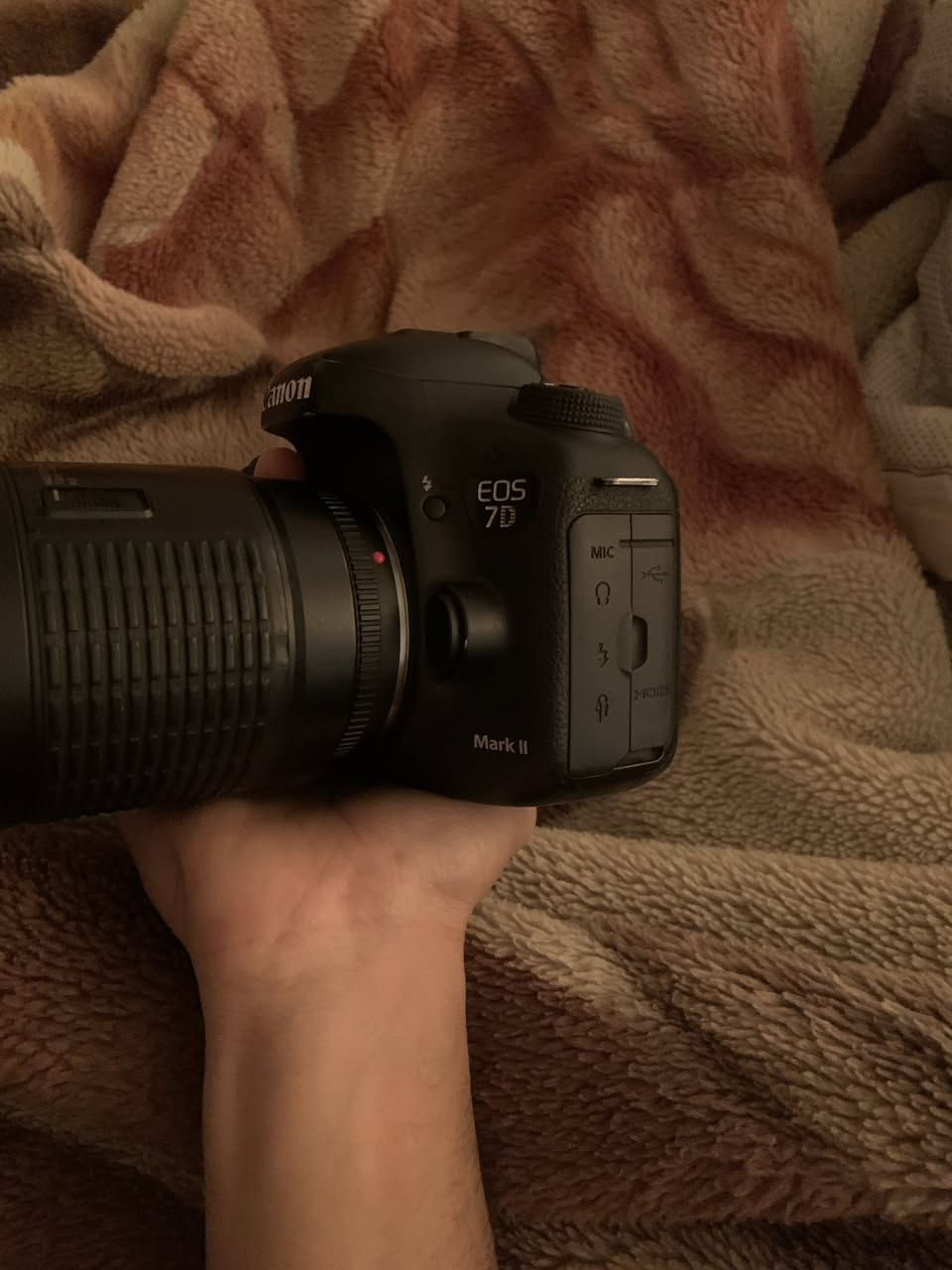 كانون 7d مارك 2 بطاريات 2 شتر 24k كامره نضيفه وكلشي كدامك وعلى الفحص مع عدسه
70/210 فتحه 4 ثابت معروفه بادائه 
شعندك للمراوس اعرض


**إذا كنت صاحب هذا الإعلان وتريد حذفه لأي سبب، رجاءا أرسل رسالة إلى الدعم الفني**