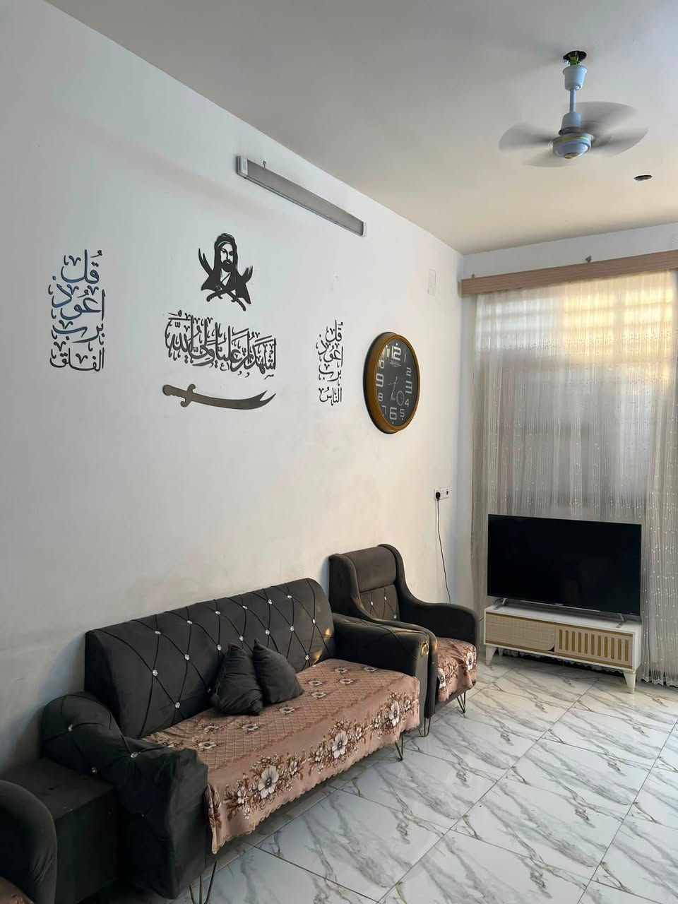 السلام عليكم  دار للبيع 100م
حي طارق القدم خلف البانزيخانه المترووكه قرب جامع الشيخ حاجم 
الدار بناء طبوك نضام دكتات تبريد 

ارضيه بورسلين كامل   درج مرمر

يحتوي على 4غرف نوم واحده جوه و3طابق ثاني 

يحتوي 3صحيات وحده خارجه والطباق لاول والثاني 

صطح شتايكر

بناء2025

***********
