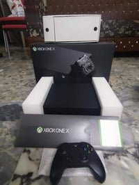 Xbox one x 1 TB الجهاز نظيف جدا مستخدم قليل كافة الملحقات كاملة العنوا...