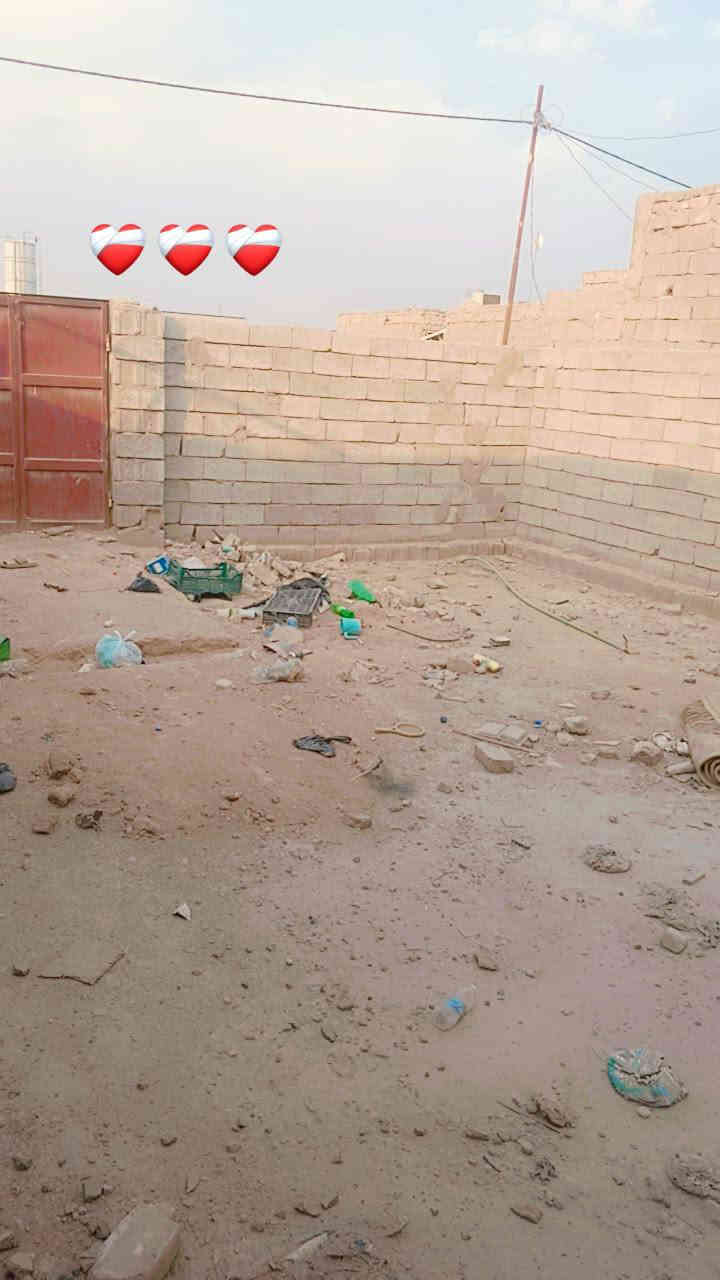 بيت للبيع المساحه 100متر ماكامل بيه غرفه كامله اوسياج اوتخاريخ بس مبنيات جميع الخدمات ماءكهرباء سوك موالده مكانه نجف شارع كربلاء عمود 136طريق ياعلي الشارع الصيدليه وطب قبل الخير السعر 7بيت مرقم مشمول قرار محكمه *********** النجف, العراق
