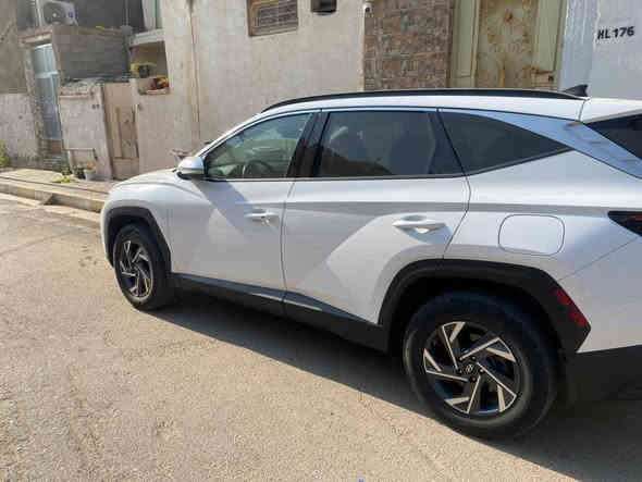 هونداي توسان ✔️
موديل 2023 
فقط باب خلفي عكس السايق مبدل نفس نفس الون 
فول موصفات تننه فول بانوراما كشنات جلد السياره جدا نضيفه مثل ما موضح بل صوره مكان السياره الانبار هيت  للاستفسار اكثر ***********
سعر السياره 195ورقه 💲
