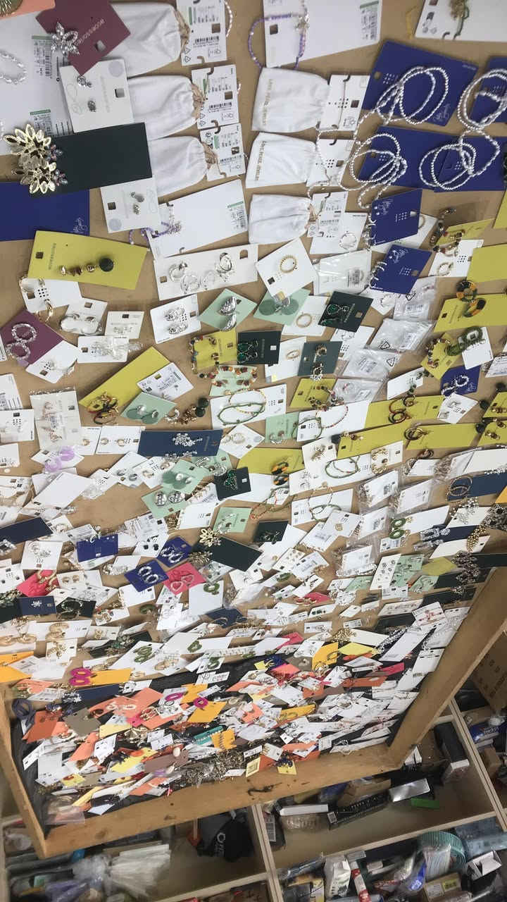 أكسسوارات العيد 
تم فتح وجبة جديدة اكسسوارات متنوعة
سعر القطعة الف دينار 
عنوان المجمع كوت دور العمال


**إذا كنت صاحب هذا الإعلان وتريد حذفه لأي سبب، رجاءا أرسل رسالة إلى الدعم الفني**