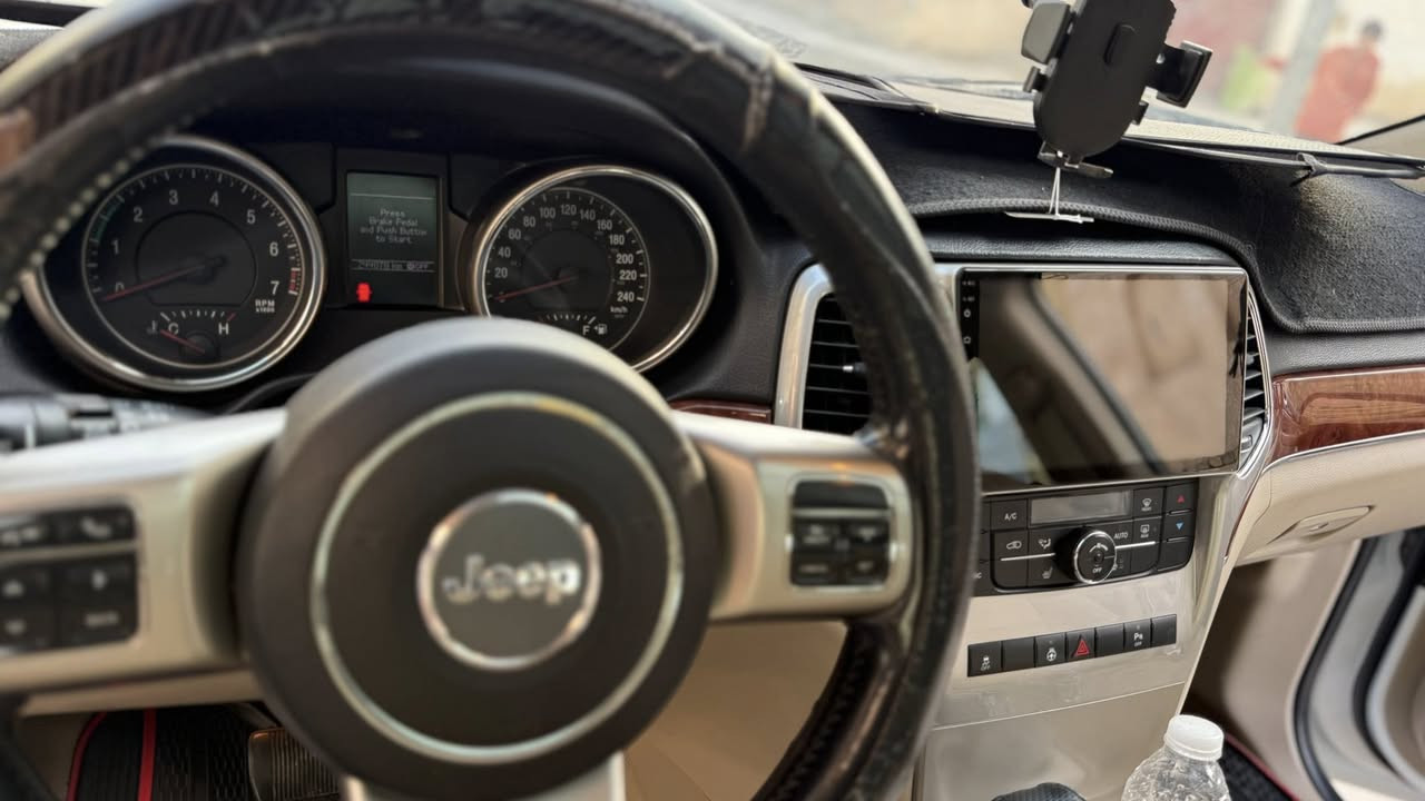 سلام عليكم اخوان جيب كراند شيروكي  مديل 2013 خليجي
سياره فول مواصفات الفئه لمتدد مكينه 3600 سعر لسياره 195 وبيه مجال للشراي 
الاستفسار فقط واتساب او اتصال على الخط ***********
