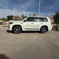 لاندكروز موديل ٢٠٢٠ • ماشي ٧٩٠٠٠ • رقم بغداد