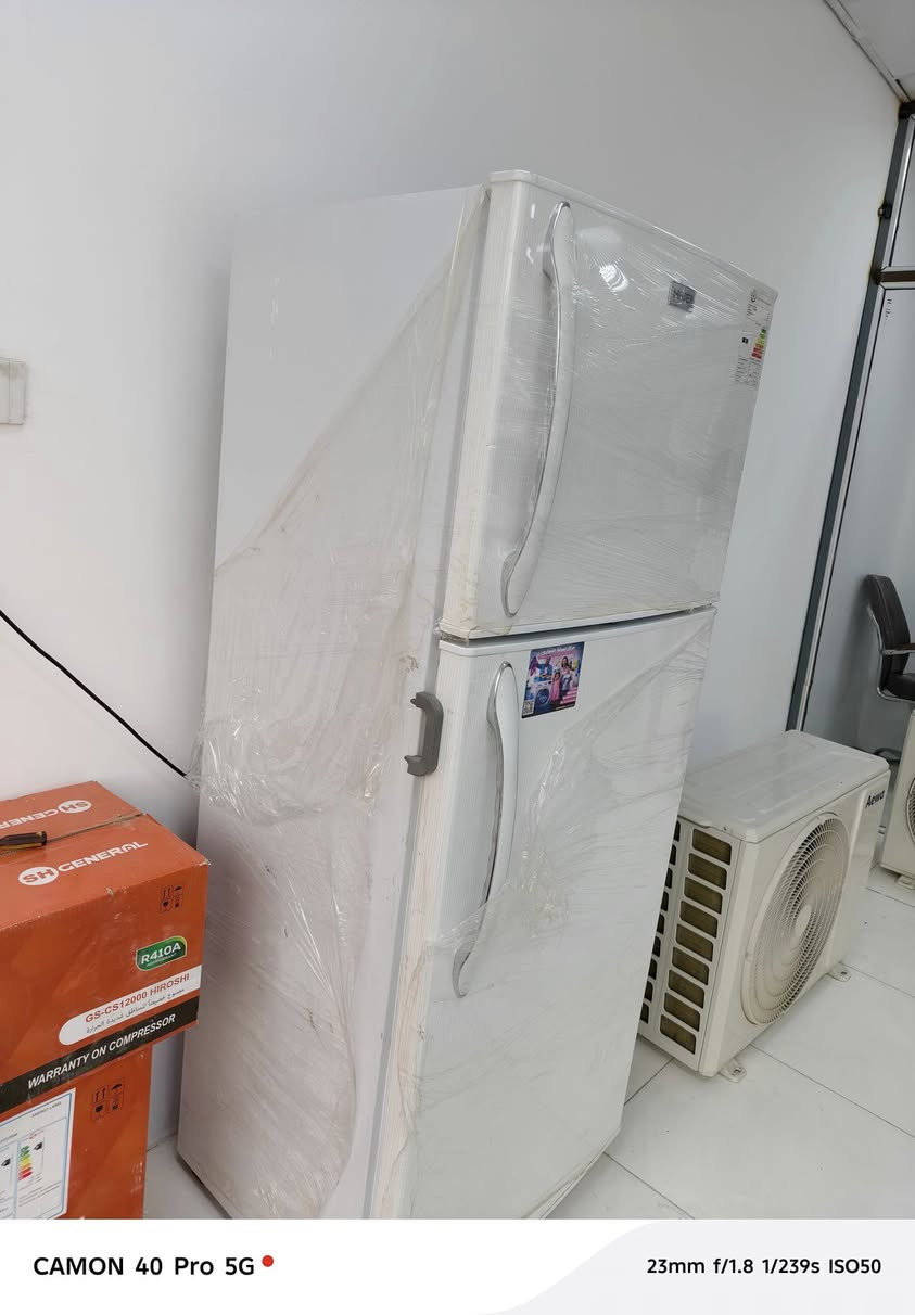 ثلاجة حجم ٢٢ حلوة ونضيفة جدا جدا 
ماداخلة اي تصليح ابد 
اقتصادية متصرف كهرباء 
تجميد فول 
***********
