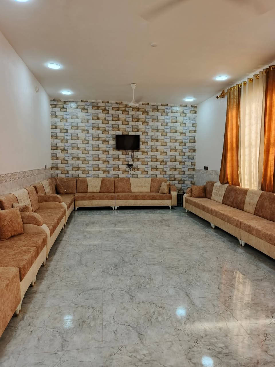 بيت مساحه 750متر مساحه البناء 200 والباقي حديقه البناء طابوق جمهوري البيت متكون من غرفتين ارضيه 5×4 وهول 10×4.5 ومطبخ 5.5×4.5 واستقبال 8.5×4.5 وطارمه والطابق الثاني متكون من غرفه 5×4 مع بيتونه 5×4.... ان بناء البيت حديث سنه 2024... يحتوي على كافه الخدمات... تبليط / ماء اساله / كهرباء / مولده حي / موقع البيت.. حي الرافدين قرب سيطره آثار بابل علما ان السند طابو 25 بأسمي
رقم الهاتف *********** او*********** 
علما اني مكلف بالنشر قفط.
