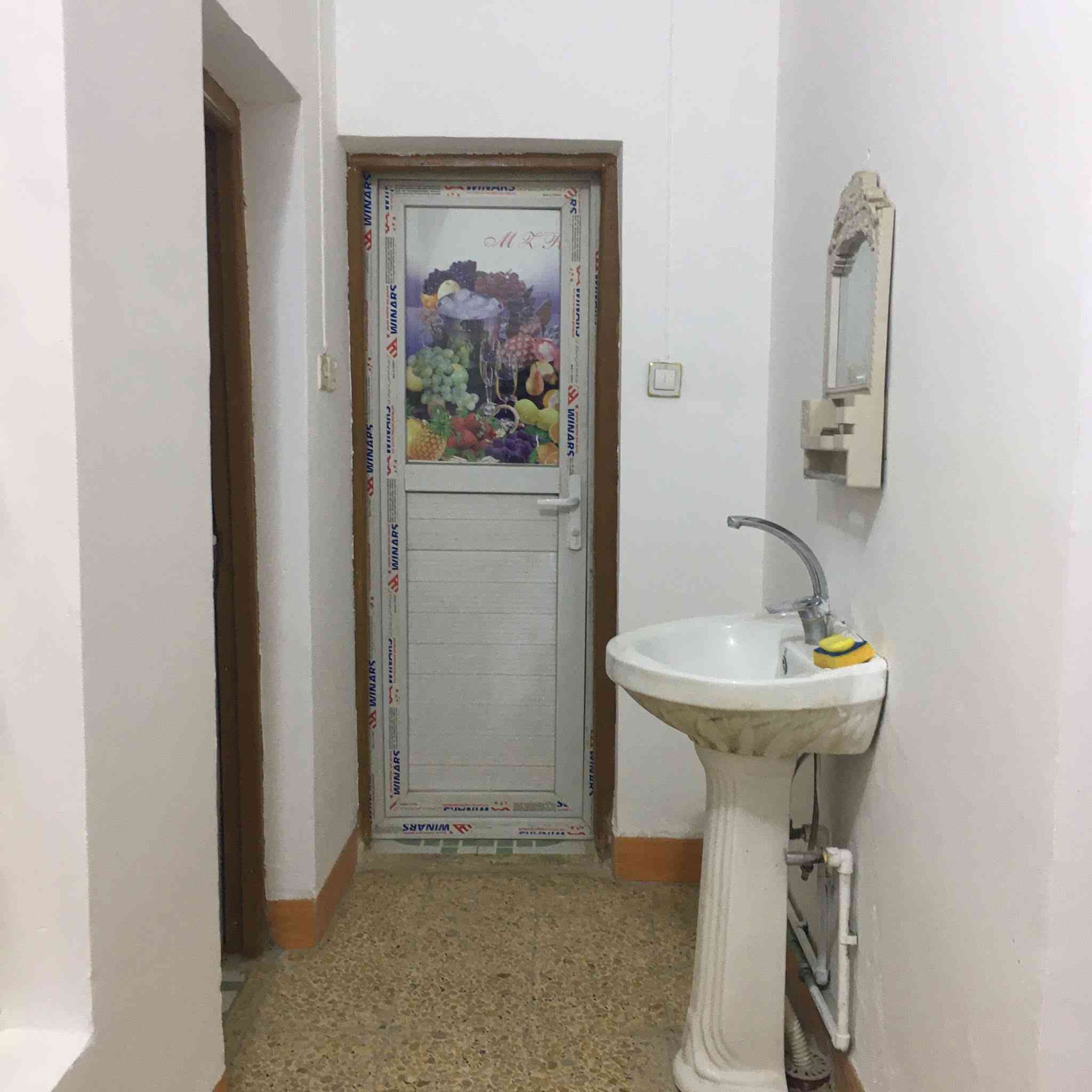 #عاجل
عندي بيت للايجار في حي السلام – قرب المدارس

بمساحة 100 متر مربع، يتكون من طابقين، ويشمل:

ثلاث غرف نوم، صالة، استقبال، مطبخ، صحيات، وطارمة كبيرة.

الدار نظيف جداً وجاهز للسكن، ومجهز بالكامل بخط مولدة، ماطور ماء، سخان، خزان ماء، إنارة كاملة، وكاونتر

للاستفسار الاتصال على الأرقام التالية فقط غير متواجد عبر الفيس :

***********

***********
