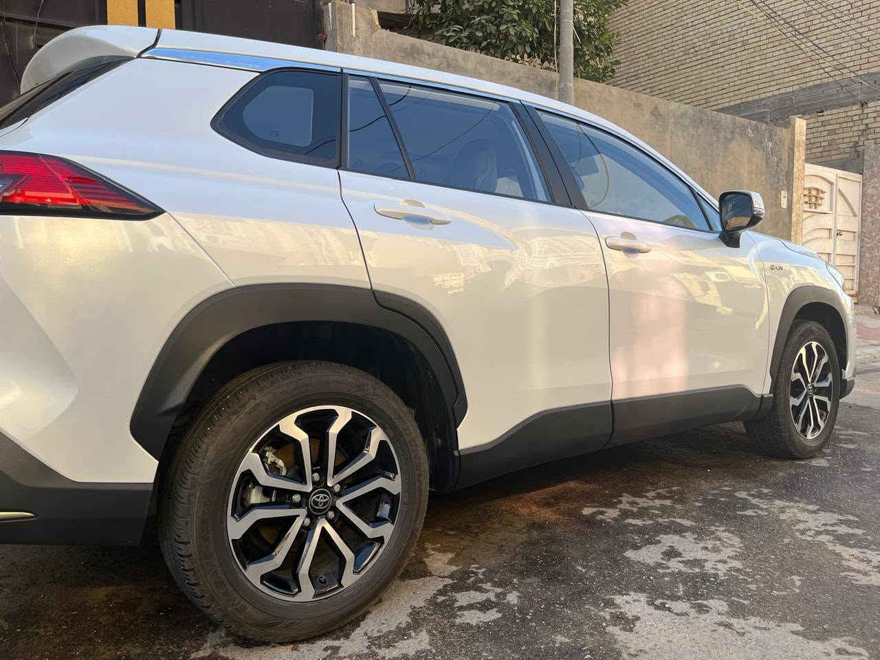 تويوتا فرونت لاندر 2025 اعلى فئه s
محرك 2000cc 
هايبرد اقتصادي
فول مواصفات كفالة عامة 
بصمة 
دخول ذكي رادار 
سياقه اليه 
تحديد مسار 
فتحة سقف بانوراما
رادار أمامي
مقاعد جلد أصلي
كرسي كهرباء 3 وضعيات
تبريد قطعتين
هاند بريك بصمه 
 اوتو هولد 
شاشة كبيرة عالية الدقة
عدادات ديجيتال
إضاءة داخلية LED
حساسات أمامية وخلفية اصلية
ويل كروم اسود 17
مصابيح عدسات زنون مع LED خلفي
عداد الكيلومتر 9000 حاليا 
وباقي المواصفات المعروفة من Toyota
رقم كربلاء
السعر 28 مليون 
العنوان / كربلاء
رقم صاحب السيارة : ***********
