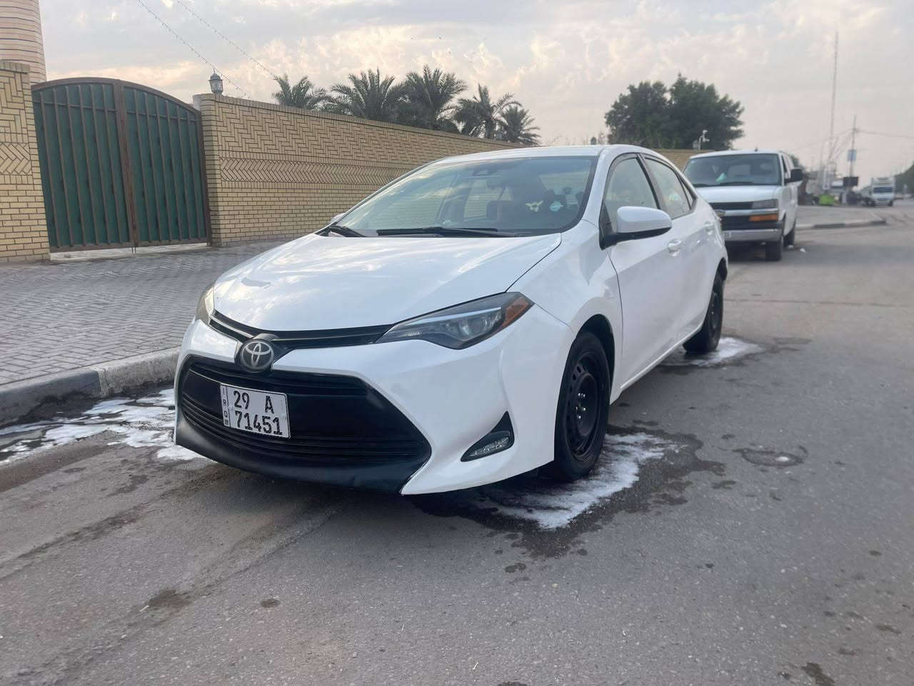 السلام عليكم
كورلا وارد أمريكي موديل 18 
ماشيه 170 
السياره بيه ثلاث قطع  جاملغ امامي وباب سايق وجّهت السايق ضربته صطحيه  بجم كبس  ودوسه بيه صبغ فقط. والباقي كفاله عامه كير مكينه تبريد شرط 
سياره باسمي تحويل ثاني يوم  رقم نكليزي. شرط تحويل. 
السعر ب 135.  مكان البصره شط العرب. ***********
