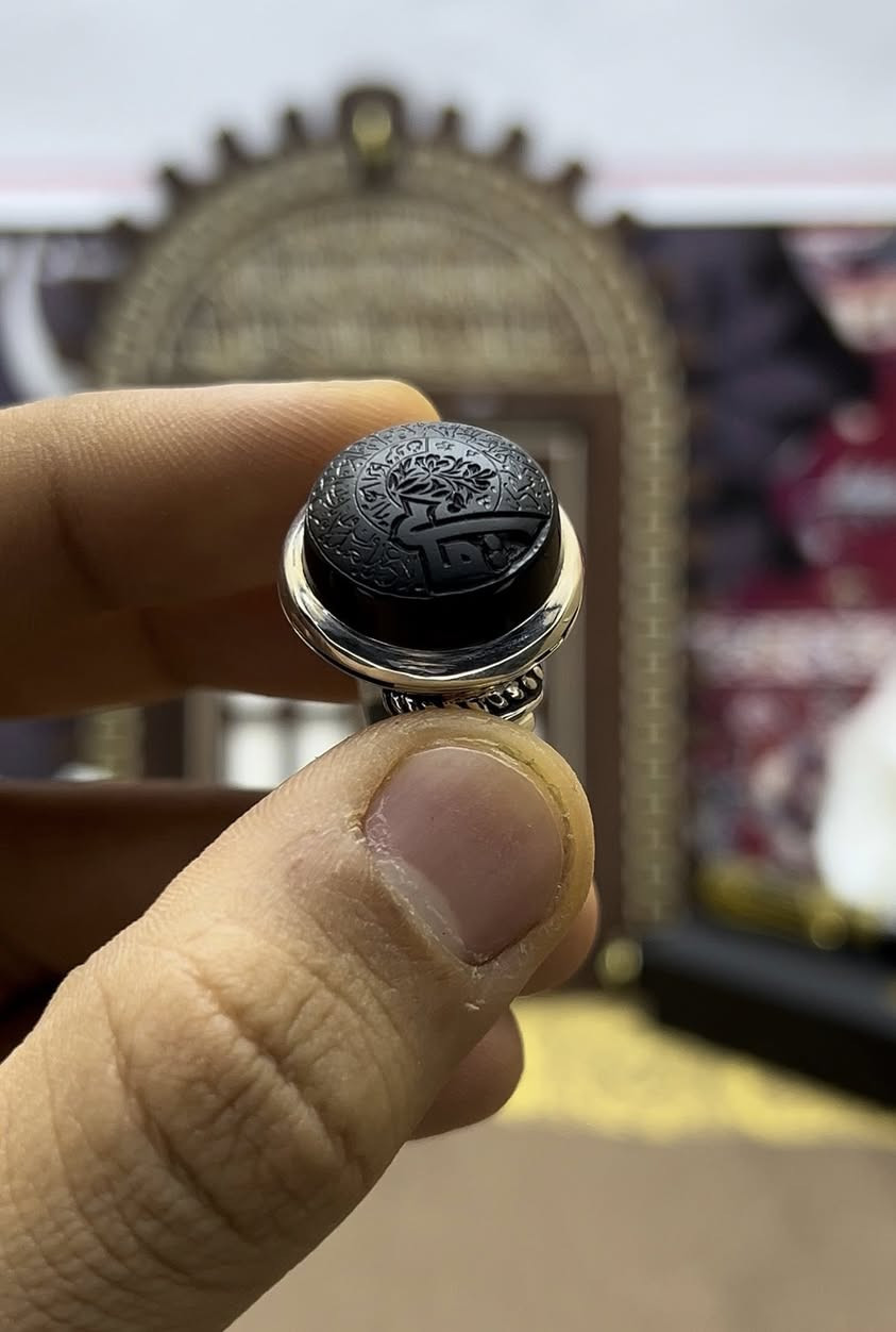 عقيق يماني اسود 
صياغة عرفان Vip 
خط الاستاذ الحي

مخطوط امام الحجر

قُلْ يَا أَيُّهَا الْكَافِرُونَ
(1)
لا أَعْبُدُ مَا تَعْبُدُونَ
(2)
وَلا أَنتُمْ عَابِدُونَ مَا أَعْبُدُ
(3)
وَلا أَنَا عَابِدٌ مَّا عَبَدتُّمْ
(4)
وَلا أَنتُمْ عَابِدُونَ مَا أَعْبُدُ
(5)
لَكُمْ دِينُكُمْ وَلِيَ دِينِ

خلف الحجر اللهم صل على محمد وال محمد ( الحي )
مقاس الحجر 18
مقاس الفضة 26
للاستفسار 
واتساب ***********
