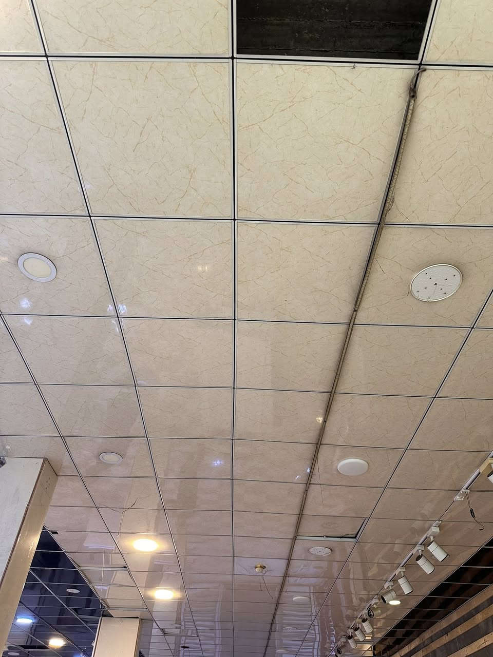 ترايش 80
60 وحده طولها مترين ونص
و20 طولهن تلاثه متر
وسقف ثانوي 750 قطعه
وكلوب لد كهربائيات
وموجود تغليف جدران ام دي اف
خفيف وثقيل كلش نظيف مال مول
ينباعن شلع سعر مناسب

***********
