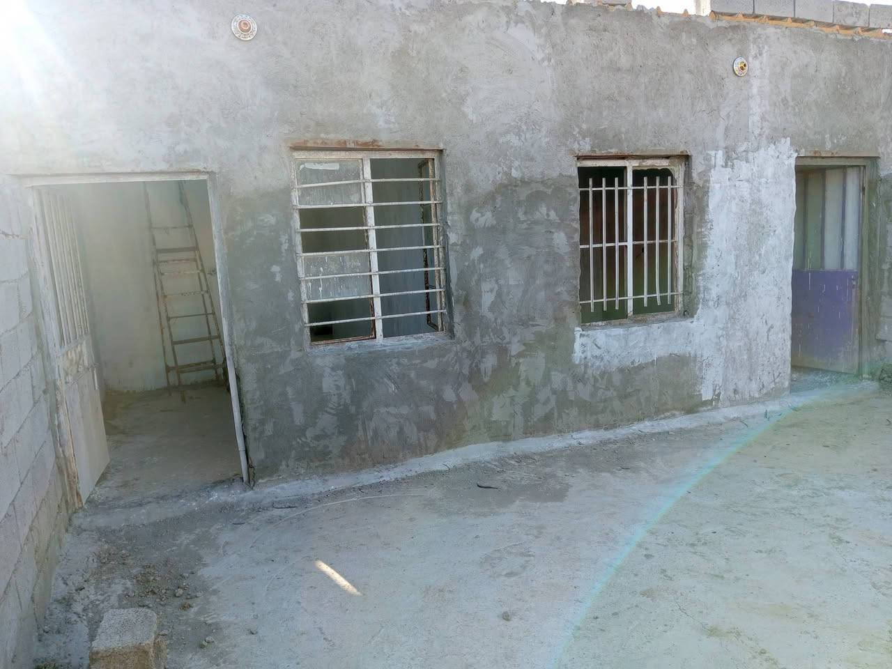 سلام عليكم بيت تجاوز بحي الحسين قريب عله سيطرة البان القديمه مساحة 126سعره مناسب هاذه رقمي للتواصل ***********
