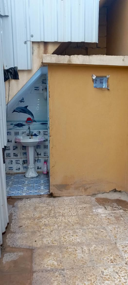 دار للايجار حي الشيماء بالقرب من جامع الشيماء
 طابق ارضي معزول مساحة الدار 100متر 
غرف نوم هول حمام مطبخ مخزن 
 للاستفسار الاتصال على الرقم 
 ***********5
