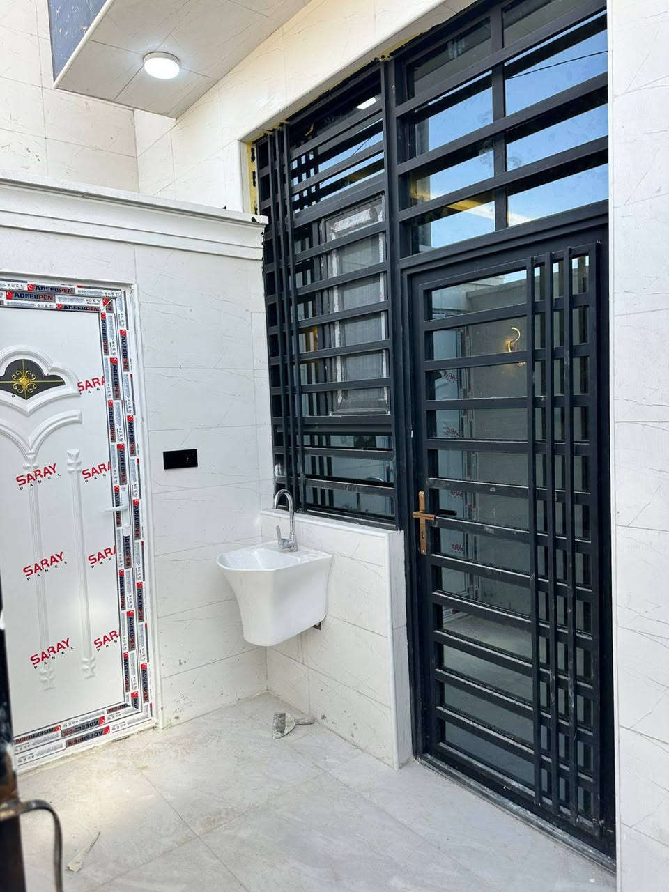 بيت 100 متر حي النداء عمود 54 قريب شارع المجمعات منطقه 56شارع 15 وساحه بناء جديد وفارغ طابقين صب 3 غرف نوم وصحيات 3 البيت جاهز للسكن للبيع فقط السعر 125 مع المجال البسيط اي استفسار اتصل ***********
